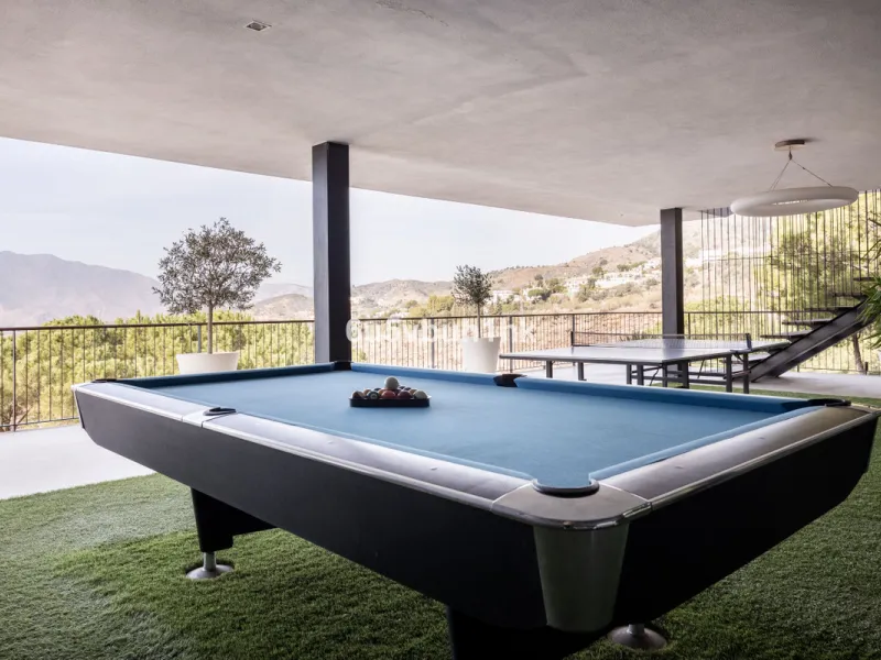 House - Detached Villa в продаже в Mijas, Málaga. В доме 4 спален и 4 ванных комнат. Площадь дома 400 м². Площадь участка 2055 м²