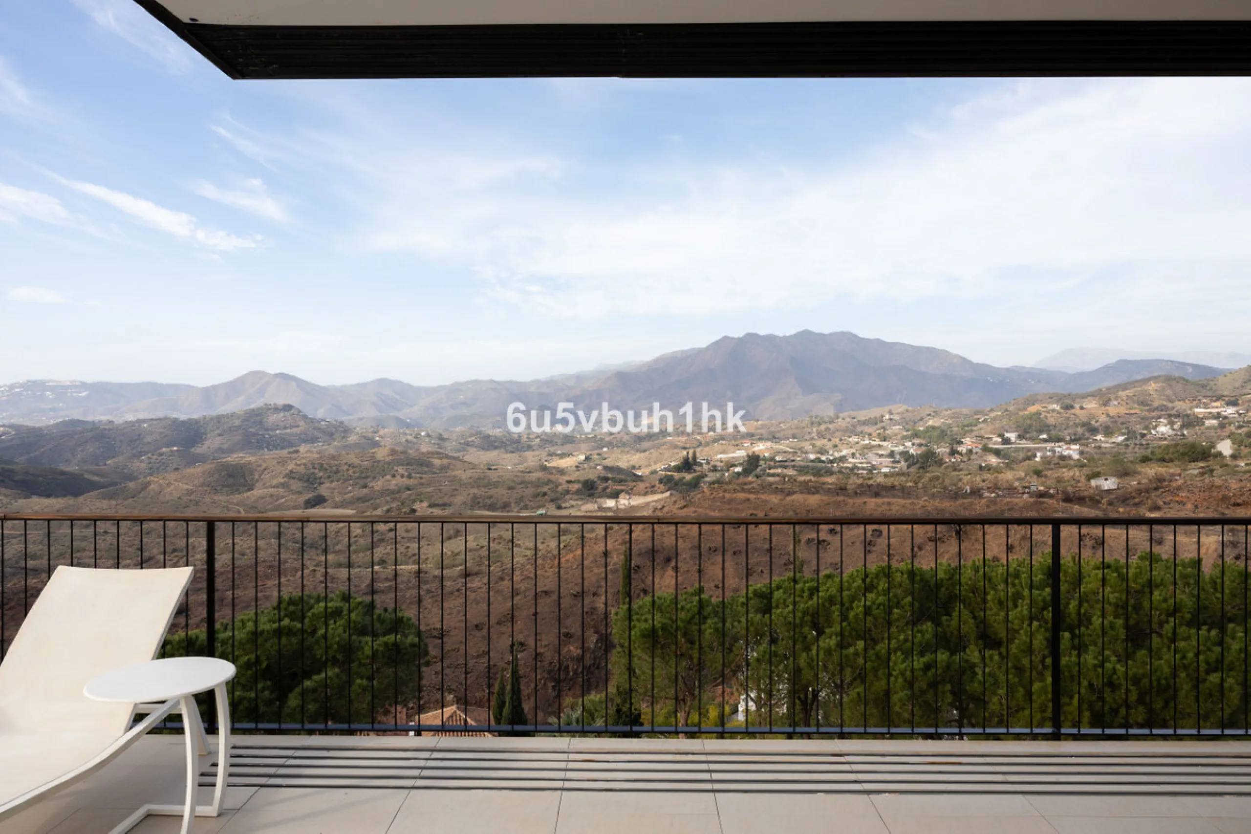 House - Detached Villa в продаже в Mijas, Málaga. В доме 4 спален и 4 ванных комнат. Площадь дома 400 м². Площадь участка 2055 м²