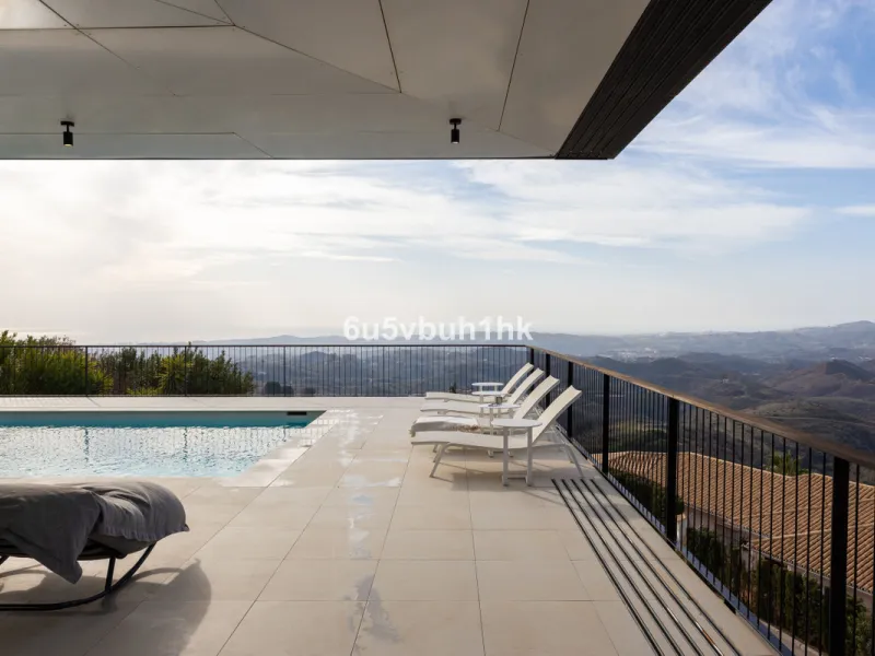 House - Detached Villa в продаже в Mijas, Málaga. В доме 4 спален и 4 ванных комнат. Площадь дома 400 м². Площадь участка 2055 м²
