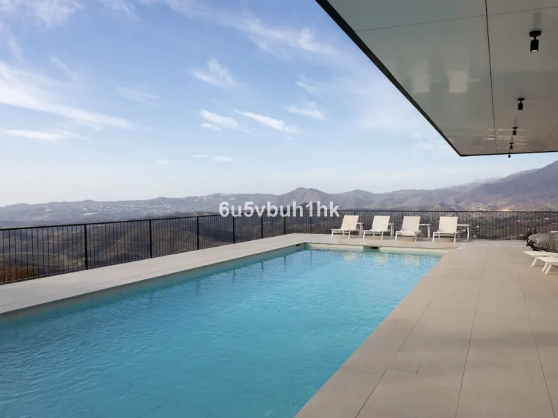 House - Detached Villa в продаже в Mijas, Málaga. В доме 4 спален и 4 ванных комнат. Площадь дома 400 м². Площадь участка 2055 м²
