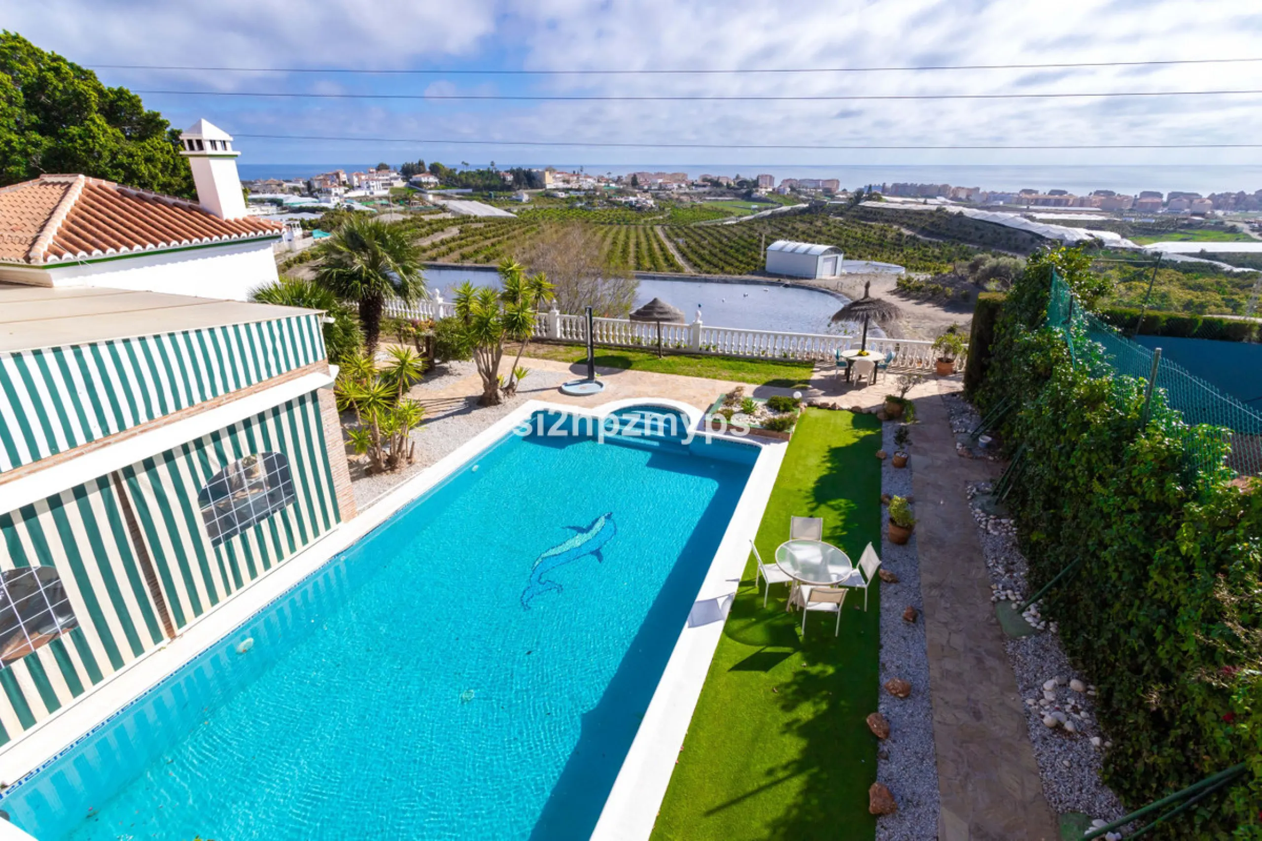 Große Villa in Torrox mit Tennisplatz und guten Geschäftsmöglichkeiten
