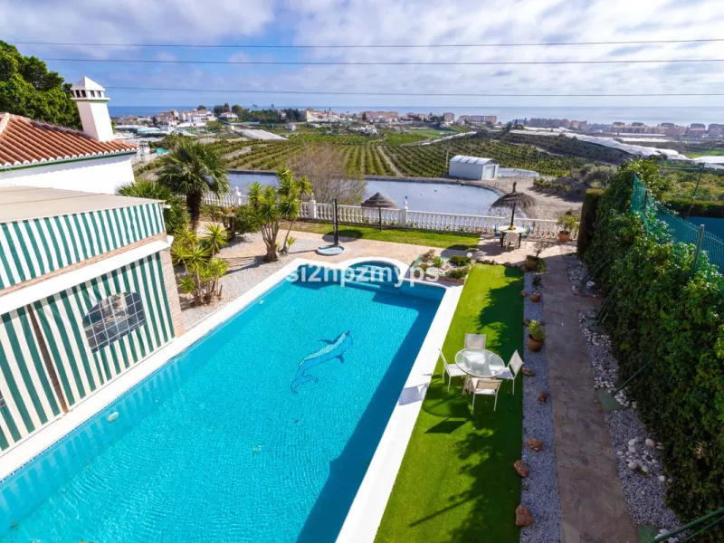 Große Villa in Torrox mit Tennisplatz und guten Geschäftsmöglichkeiten