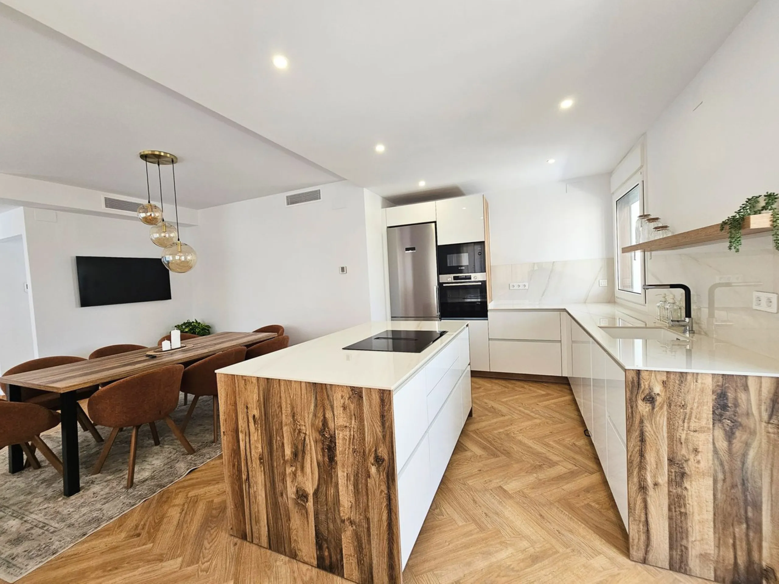 Unique opportunity to purchase an independent house within walking distance to all amenities, beach and golf in La Cala de Mijas.