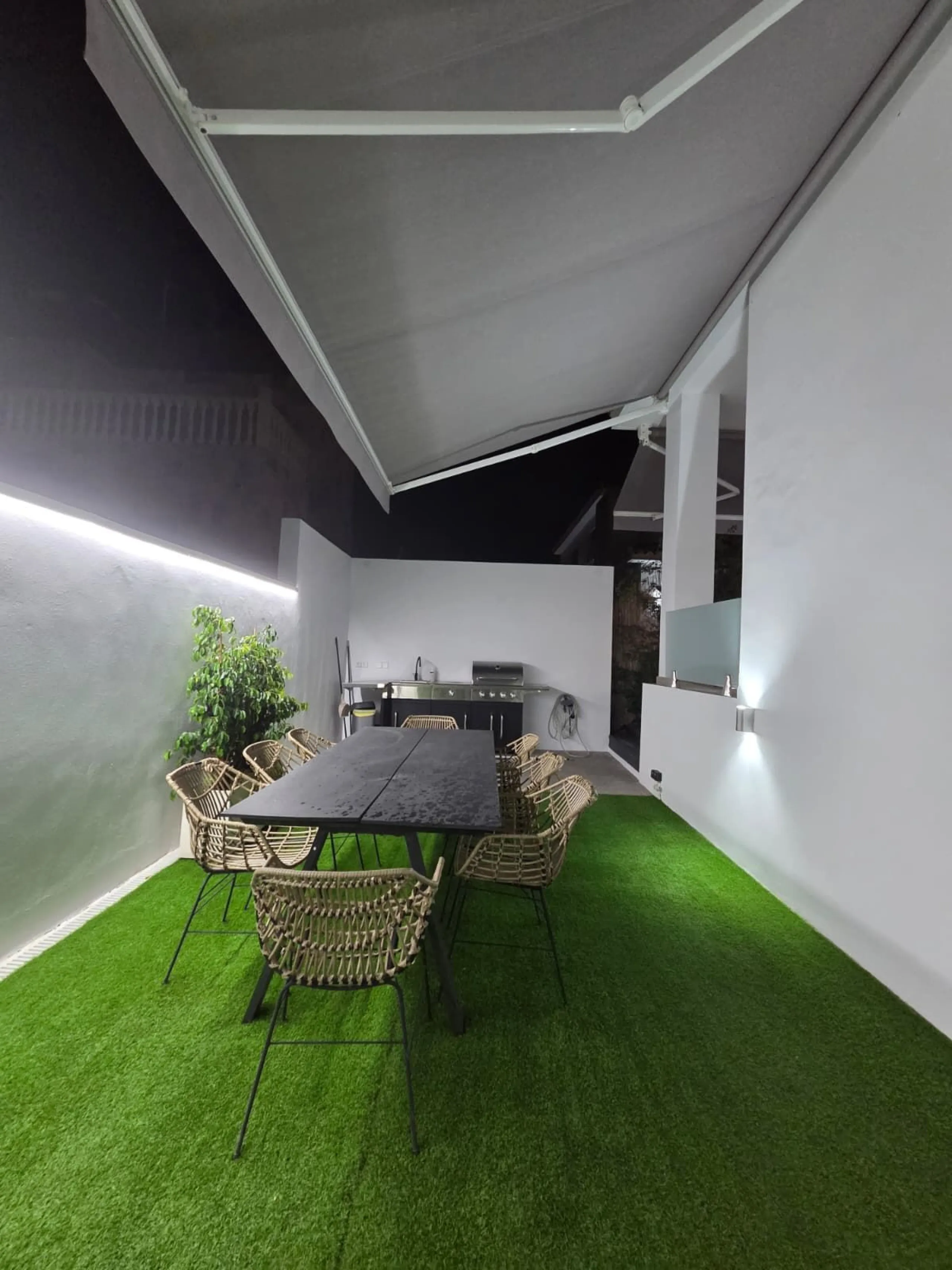 Unique opportunity to purchase an independent house within walking distance to all amenities, beach and golf in La Cala de Mijas.