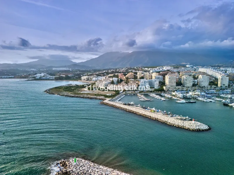 Stunning Townhouse frontline Port and beach! *with tourist license *