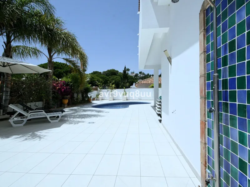 This super house has what everyone wants - a modern detached villa with private pool and sea views within an easy walk of La Cala de Mijas and the beach. The original house has had a second floor added, and the current layout makes this effectively two ho
