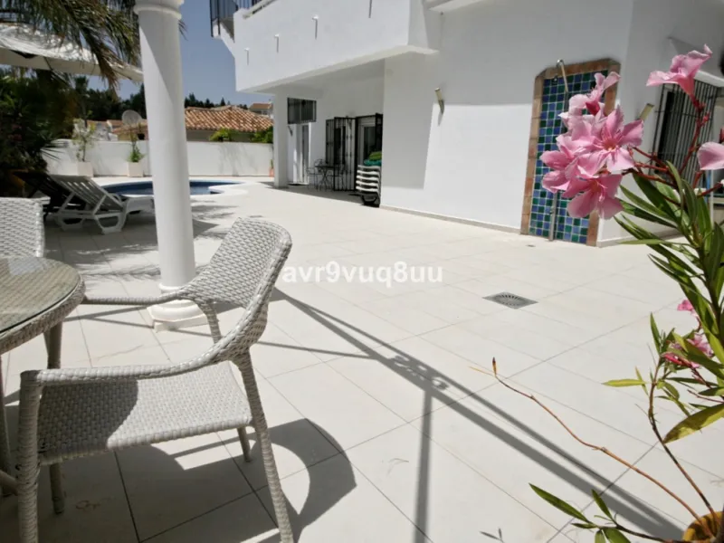 This super house has what everyone wants - a modern detached villa with private pool and sea views within an easy walk of La Cala de Mijas and the beach. The original house has had a second floor added, and the current layout makes this effectively two ho