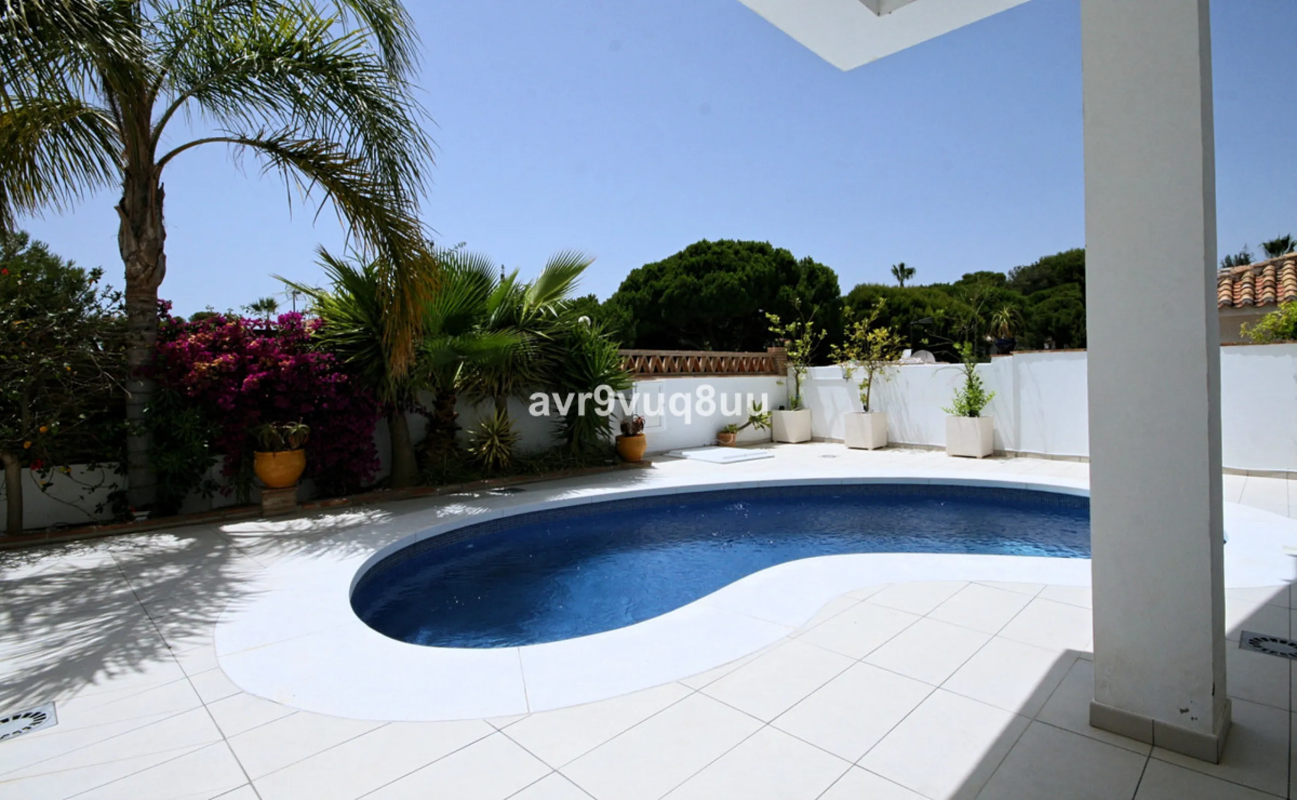This super house has what everyone wants - a modern detached villa with private pool and sea views within an easy walk of La Cala de Mijas and the beach. The original house has had a second floor added, and the current layout makes this effectively two ho