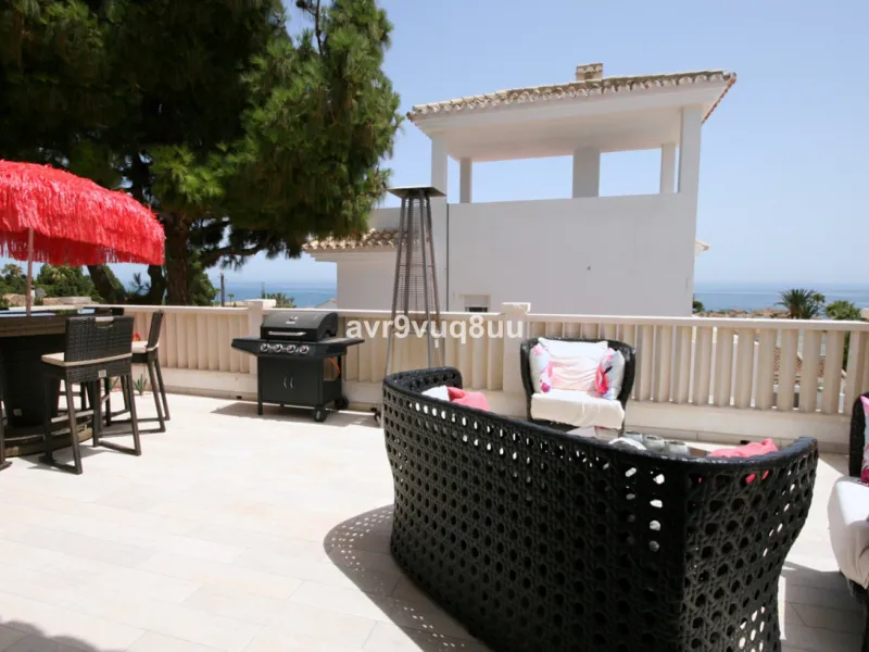 This super house has what everyone wants - a modern detached villa with private pool and sea views within an easy walk of La Cala de Mijas and the beach. The original house has had a second floor added, and the current layout makes this effectively two ho
