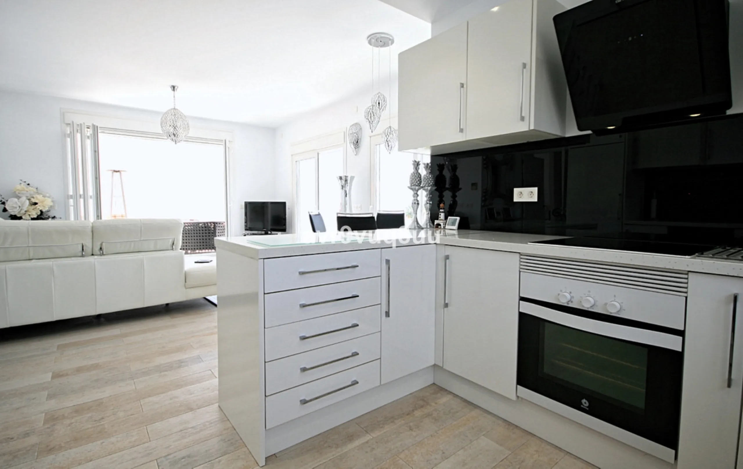 This super house has what everyone wants - a modern detached villa with private pool and sea views within an easy walk of La Cala de Mijas and the beach. The original house has had a second floor added, and the current layout makes this effectively two ho