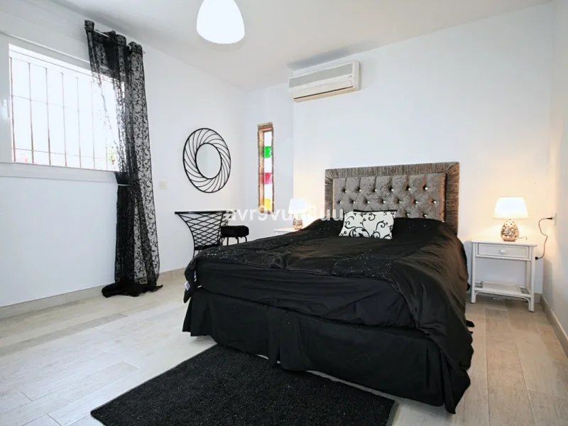This super house has what everyone wants - a modern detached villa with private pool and sea views within an easy walk of La Cala de Mijas and the beach. The original house has had a second floor added, and the current layout makes this effectively two ho