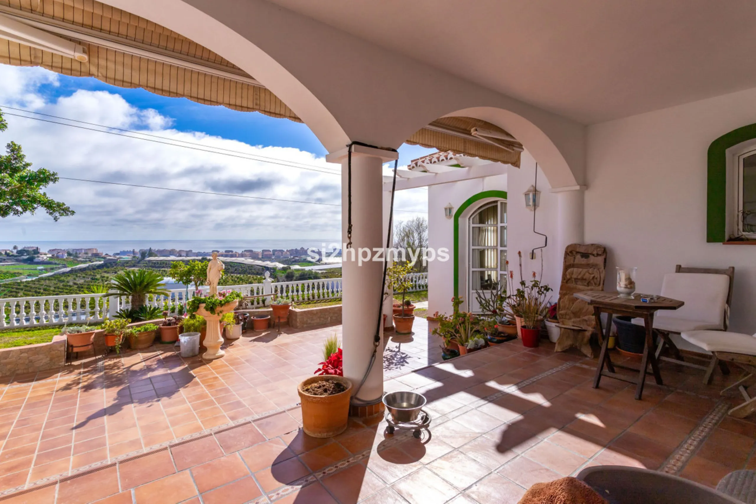 Große Villa in Torrox mit Tennisplatz und guten Geschäftsmöglichkeiten