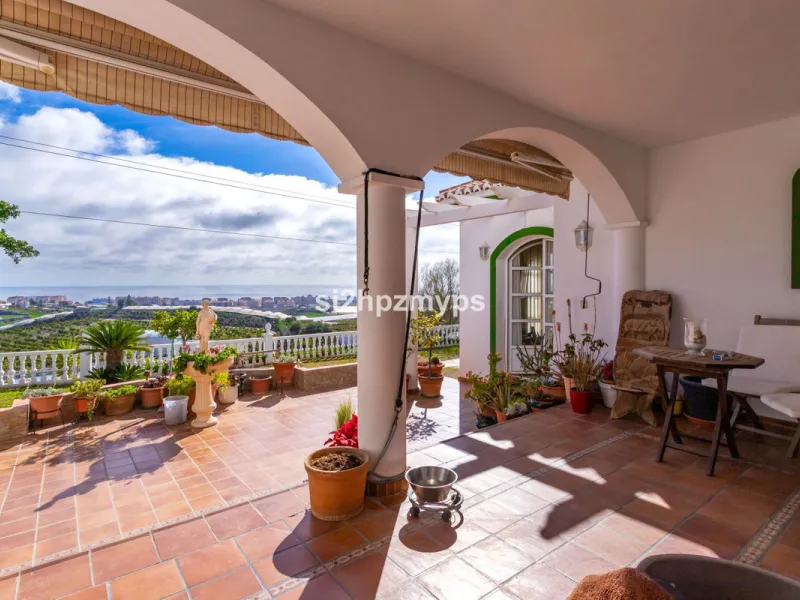 Große Villa in Torrox mit Tennisplatz und guten Geschäftsmöglichkeiten