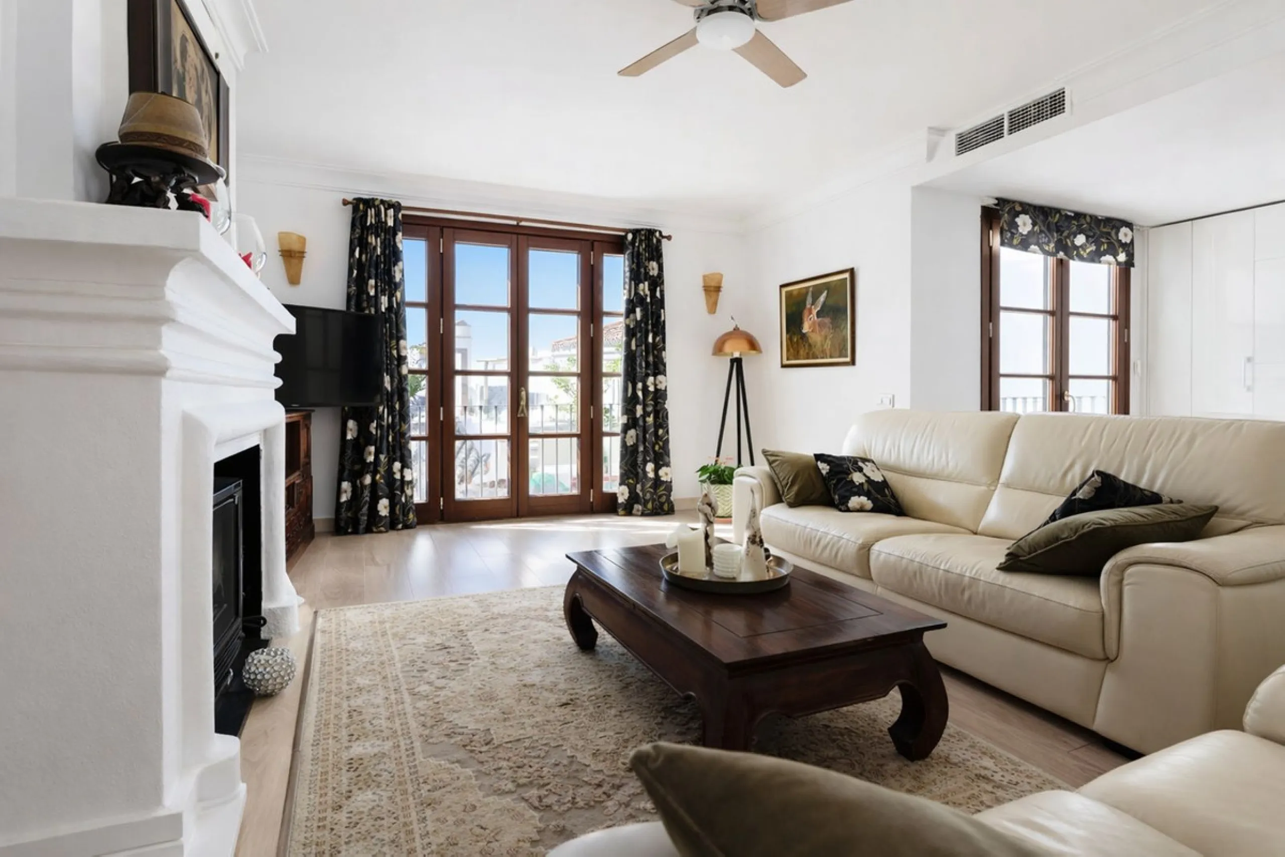 Panoramic views from this beautiful,  fully reformed 3 bed townhouse in the in the sought after village of La Heredia.