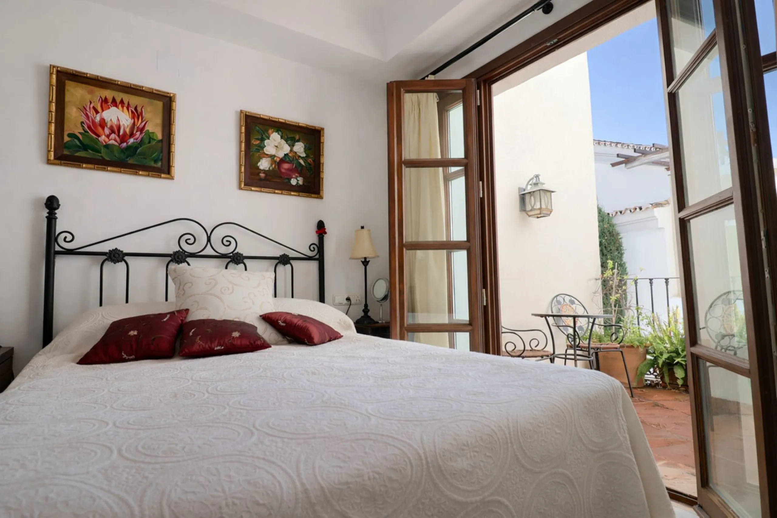Panoramic views from this beautiful,  fully reformed 3 bed townhouse in the in the sought after village of La Heredia.