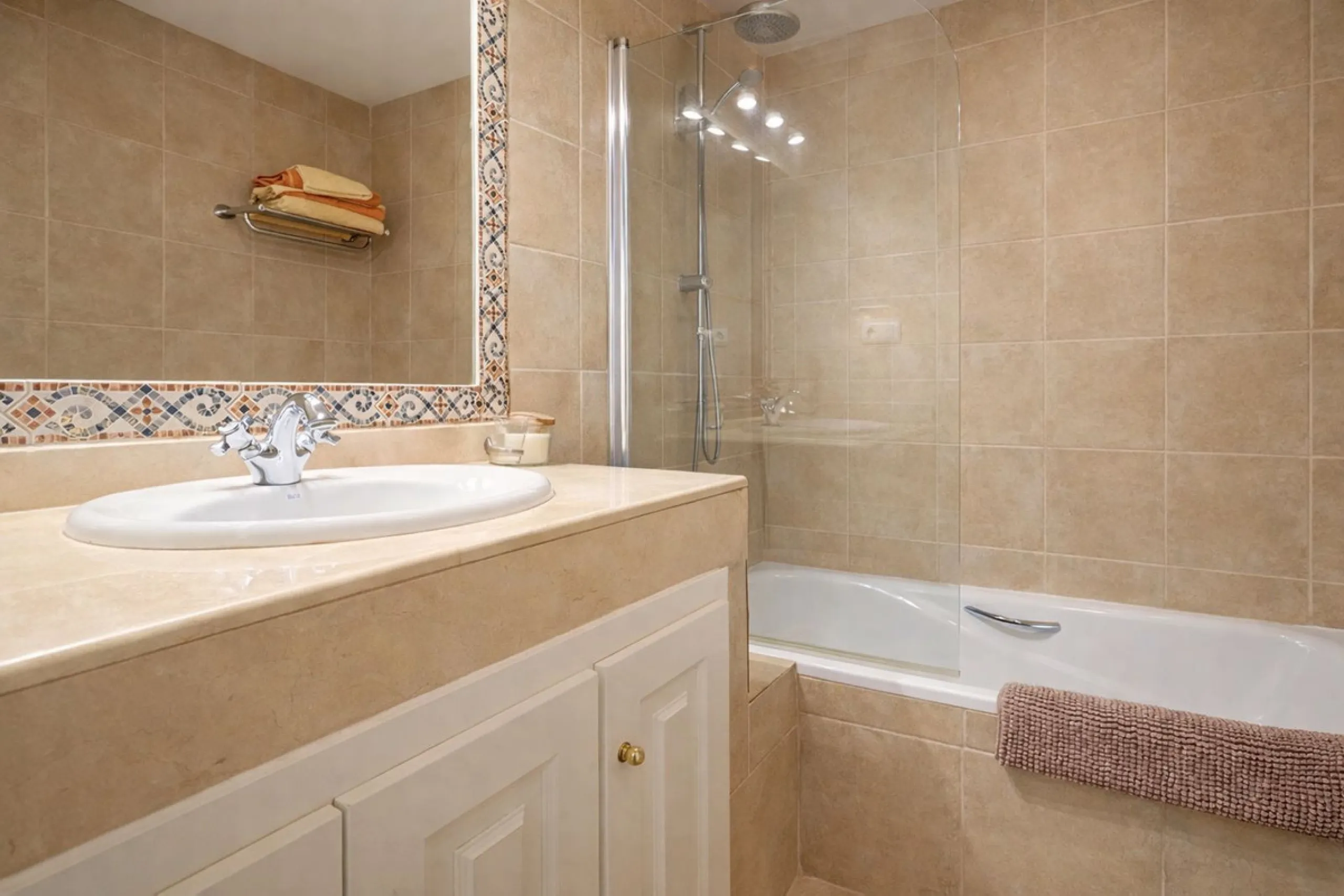 Panoramic views from this beautiful,  fully reformed 3 bed townhouse in the in the sought after village of La Heredia.