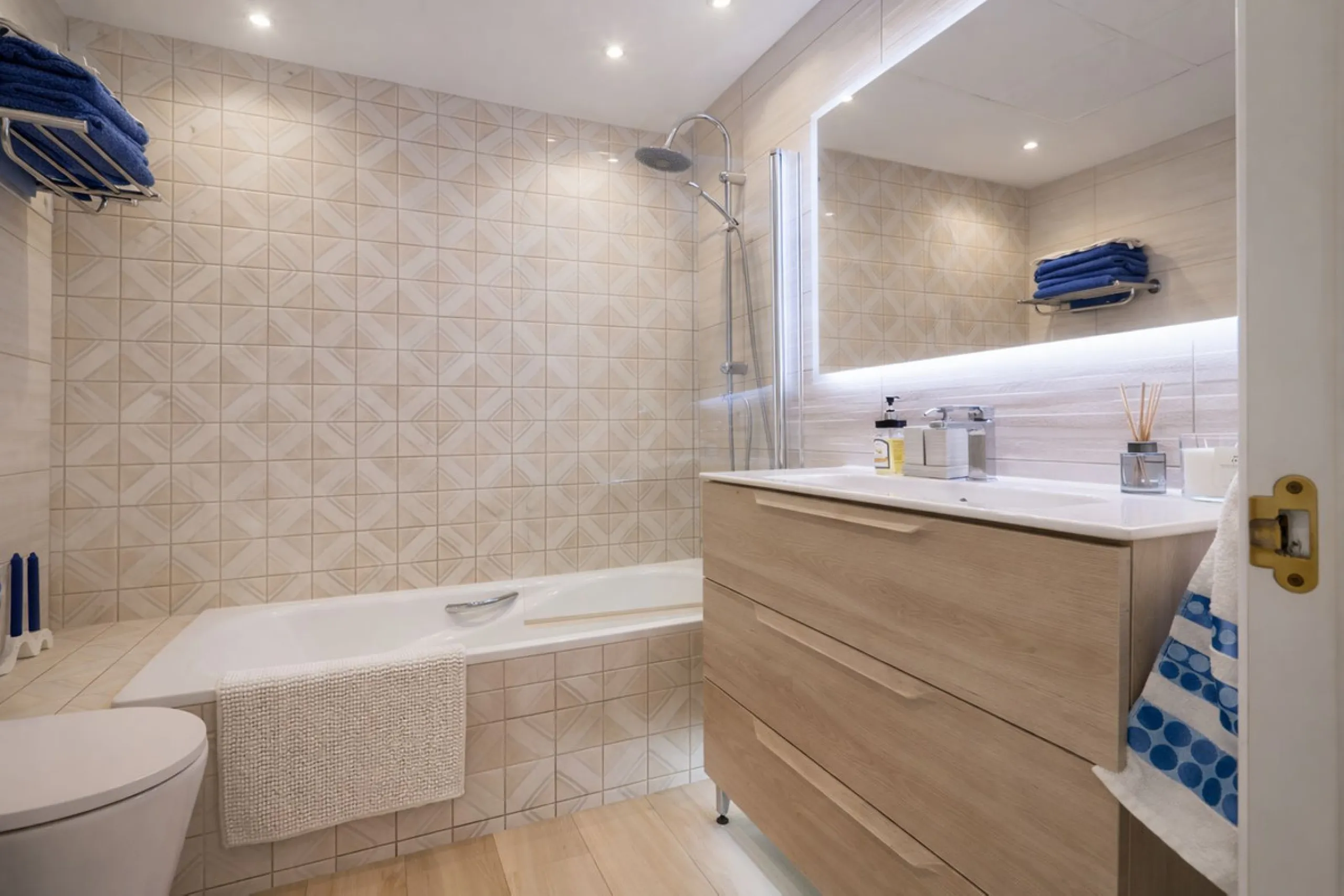 Panoramic views from this beautiful,  fully reformed 3 bed townhouse in the in the sought after village of La Heredia.