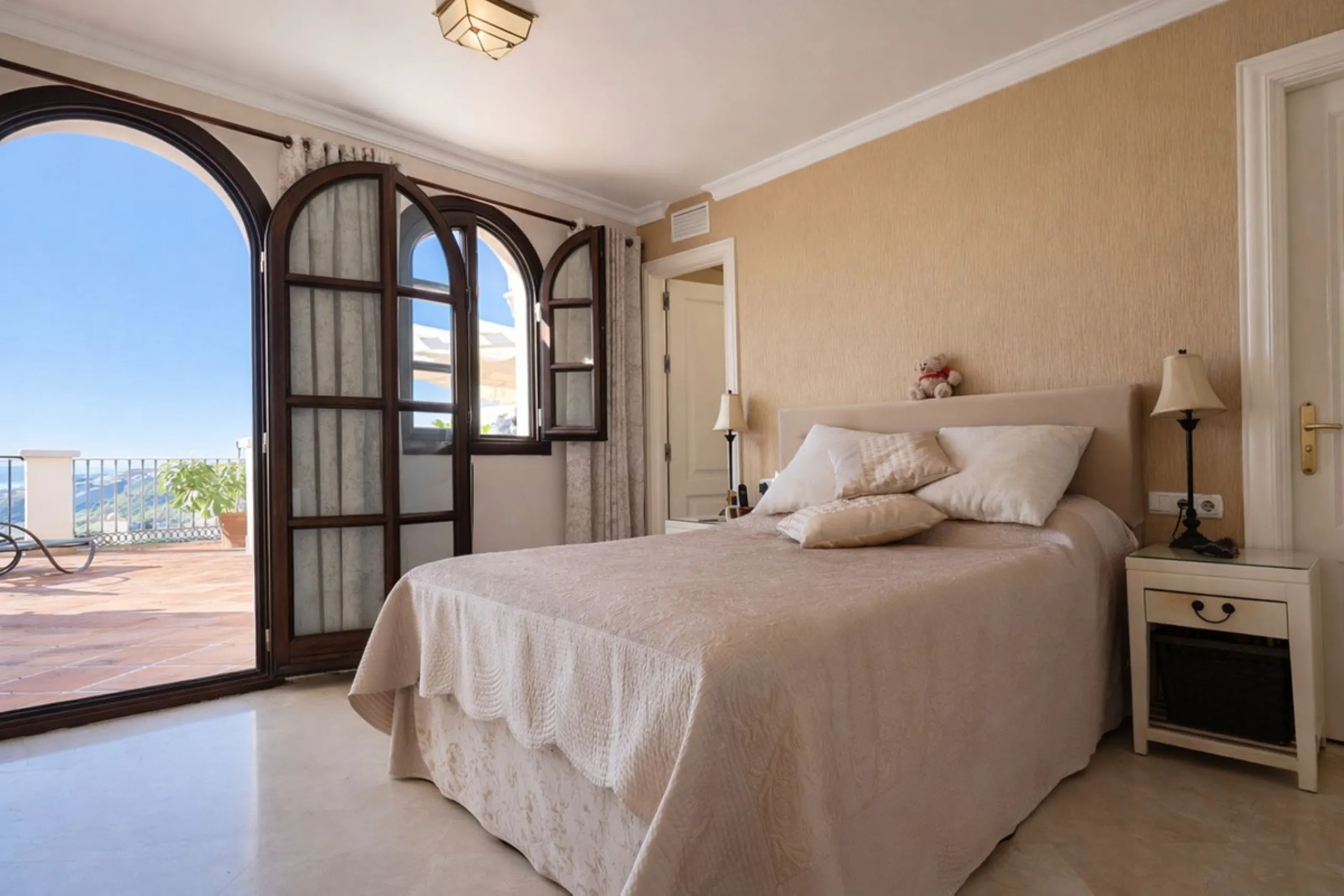 Panoramic views from this beautiful,  fully reformed 3 bed townhouse in the in the sought after village of La Heredia.