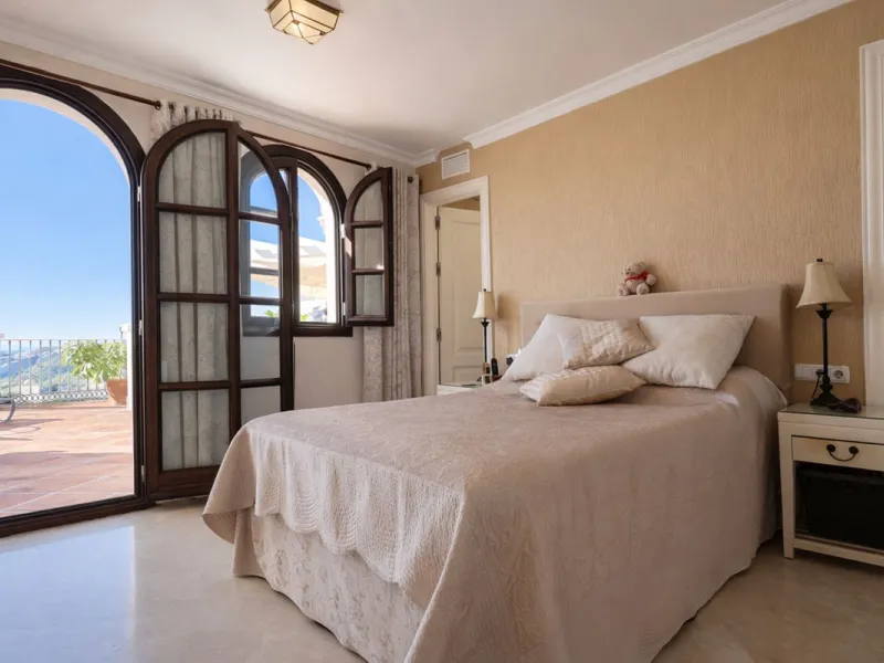 Panoramic views from this beautiful,  fully reformed 3 bed townhouse in the in the sought after village of La Heredia.