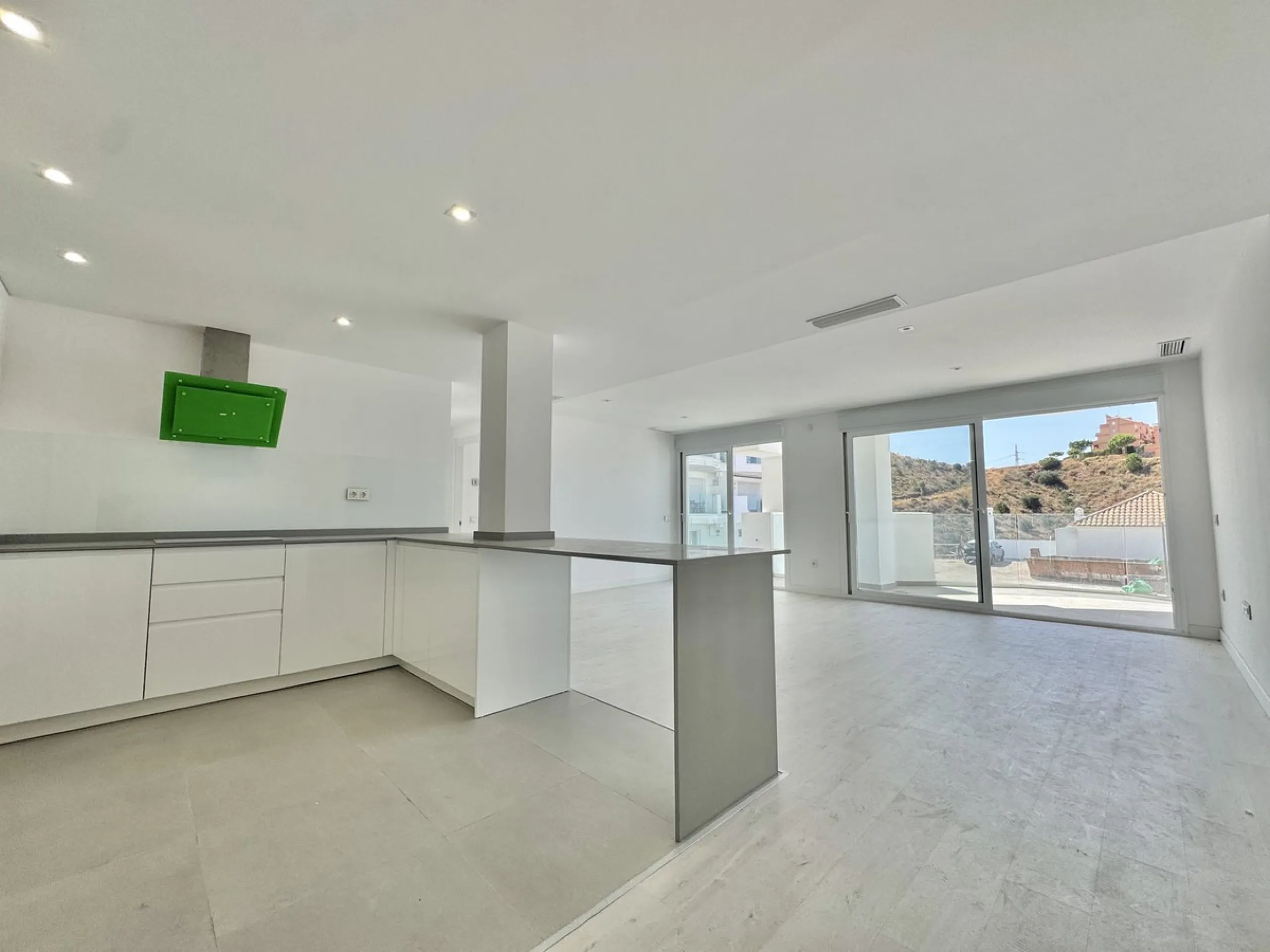 A residential complex with a unique style and wonderful sea views, complementing the bright apartments and penthouses thanks to their excellent orientation, contemporary design, and spacious terraces and solariums.
