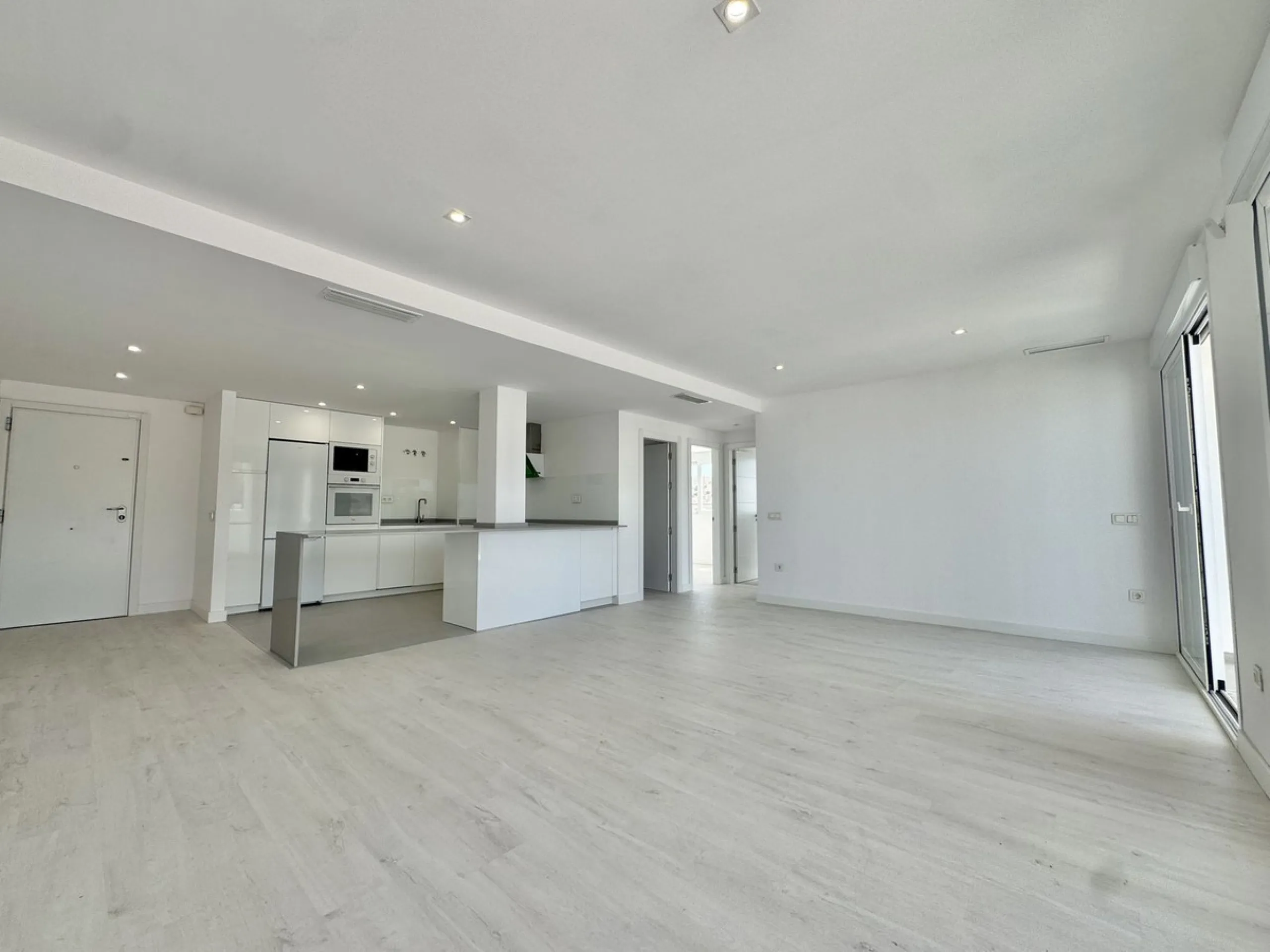 A residential complex with a unique style and wonderful sea views, complementing the bright apartments and penthouses thanks to their excellent orientation, contemporary design, and spacious terraces and solariums.