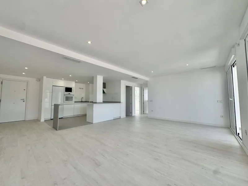 A residential complex with a unique style and wonderful sea views, complementing the bright apartments and penthouses thanks to their excellent orientation, contemporary design, and spacious terraces and solariums.