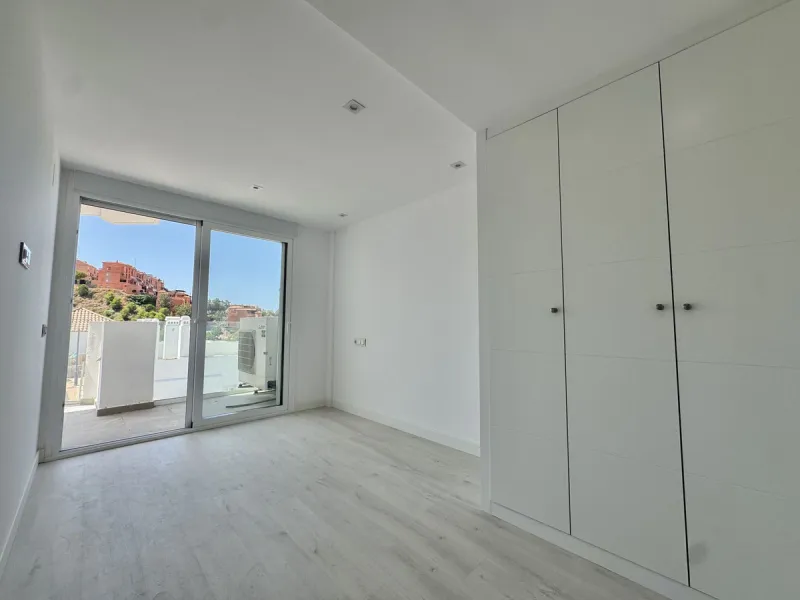 A residential complex with a unique style and wonderful sea views, complementing the bright apartments and penthouses thanks to their excellent orientation, contemporary design, and spacious terraces and solariums.