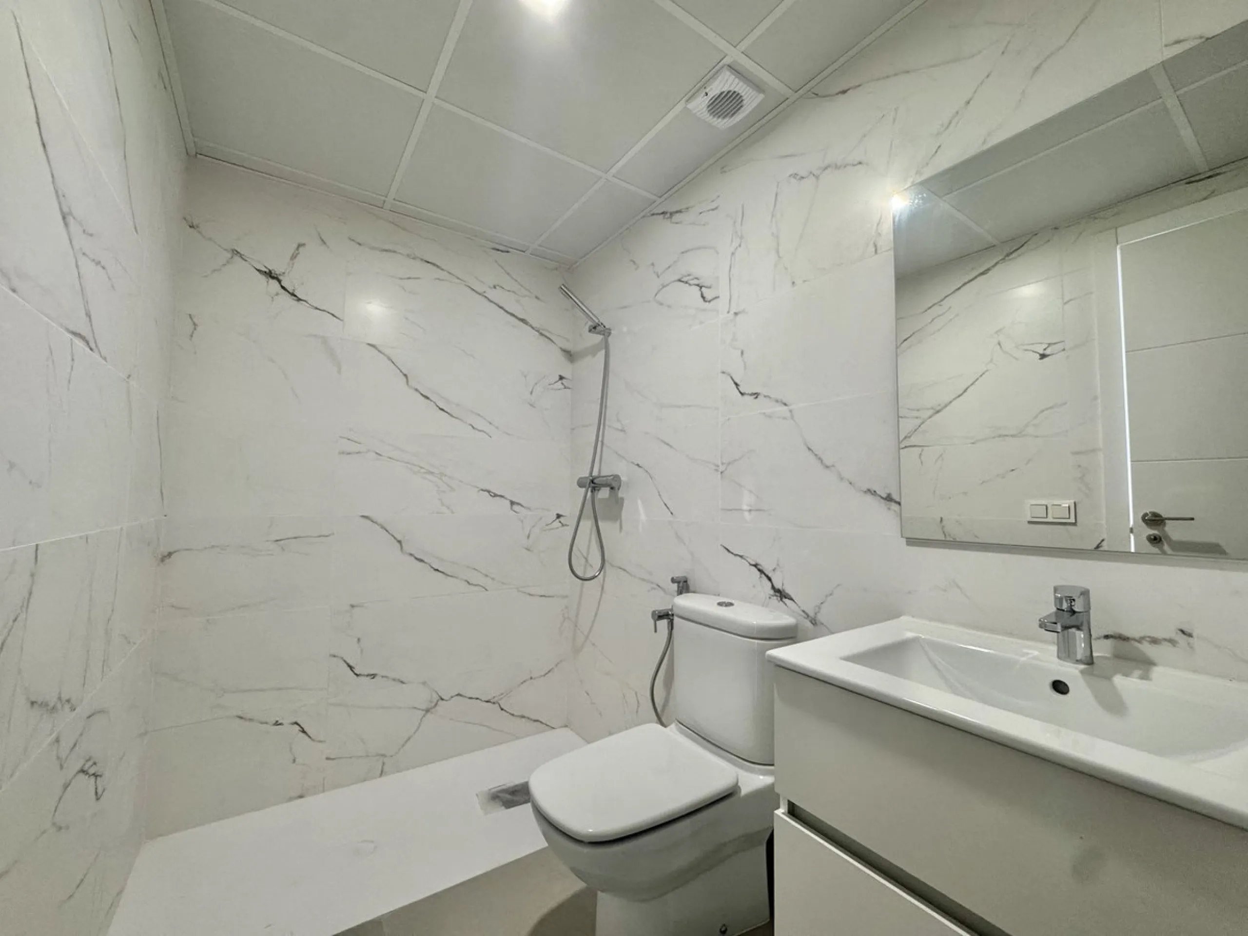 A residential complex with a unique style and wonderful sea views, complementing the bright apartments and penthouses thanks to their excellent orientation, contemporary design, and spacious terraces and solariums.