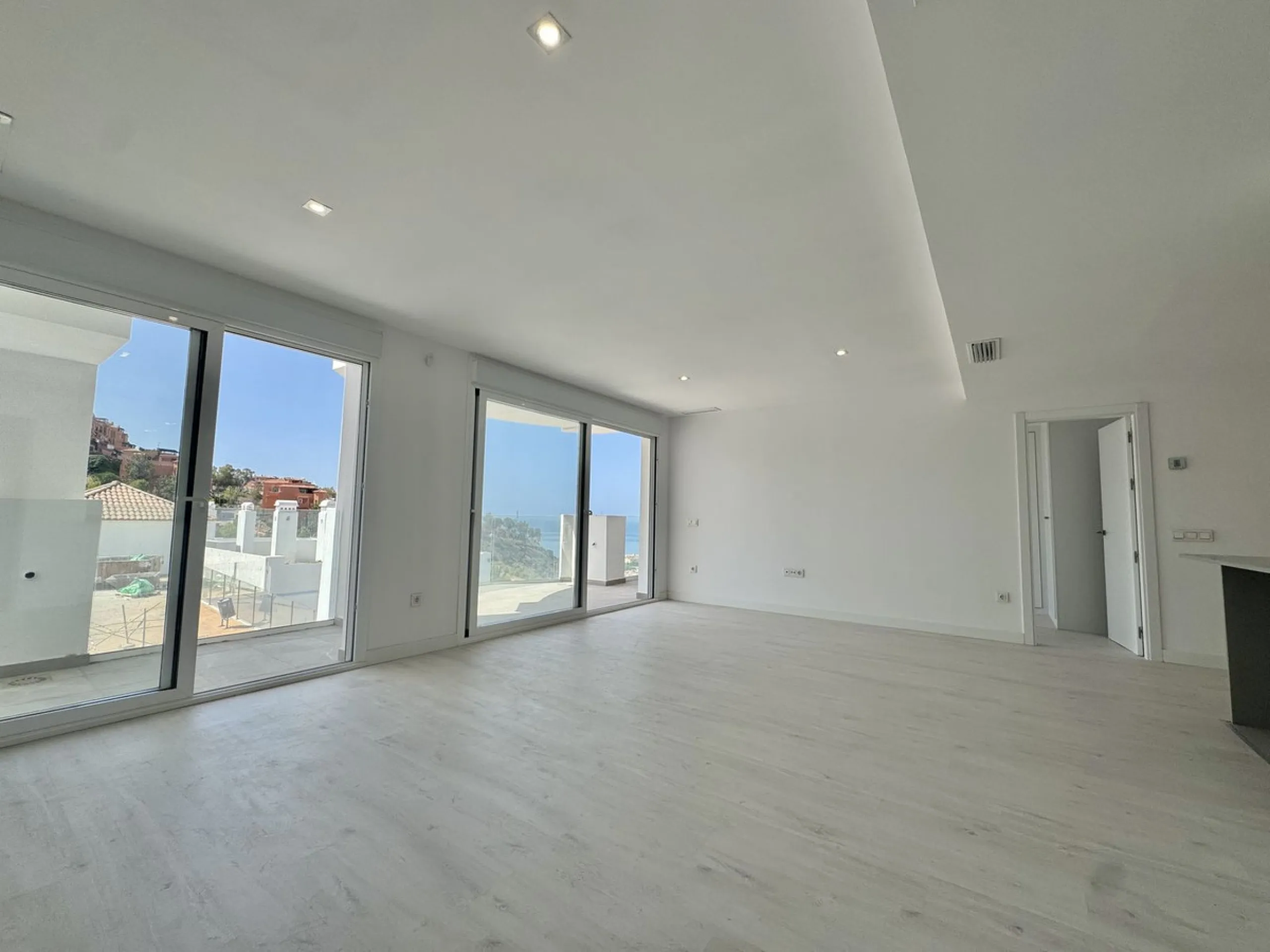 A residential complex with a unique style and wonderful sea views, complementing the bright apartments and penthouses thanks to their excellent orientation, contemporary design, and spacious terraces and solariums.
