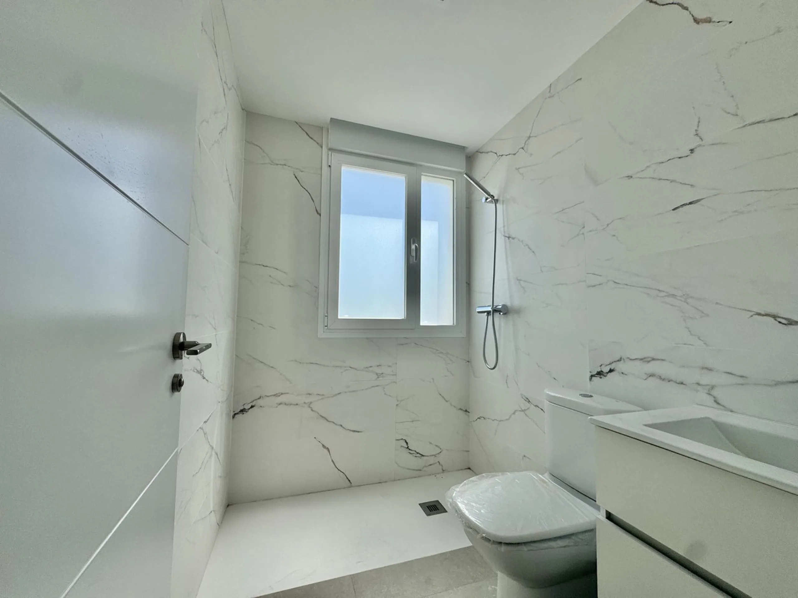 A residential complex with a unique style and wonderful sea views, complementing the bright apartments and penthouses thanks to their excellent orientation, contemporary design, and spacious terraces and solariums.