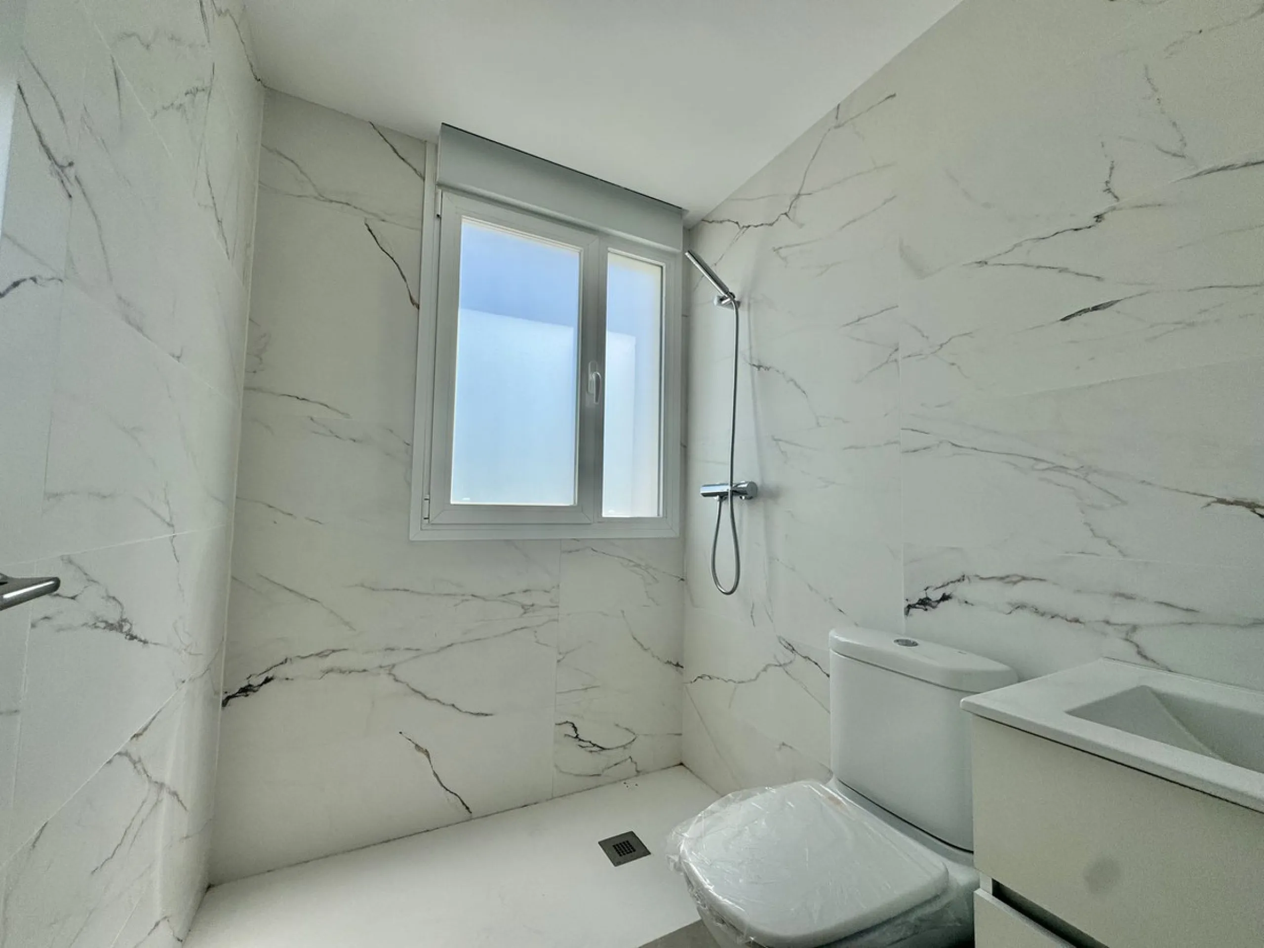 A residential complex with a unique style and wonderful sea views, complementing the bright apartments and penthouses thanks to their excellent orientation, contemporary design, and spacious terraces and solariums.