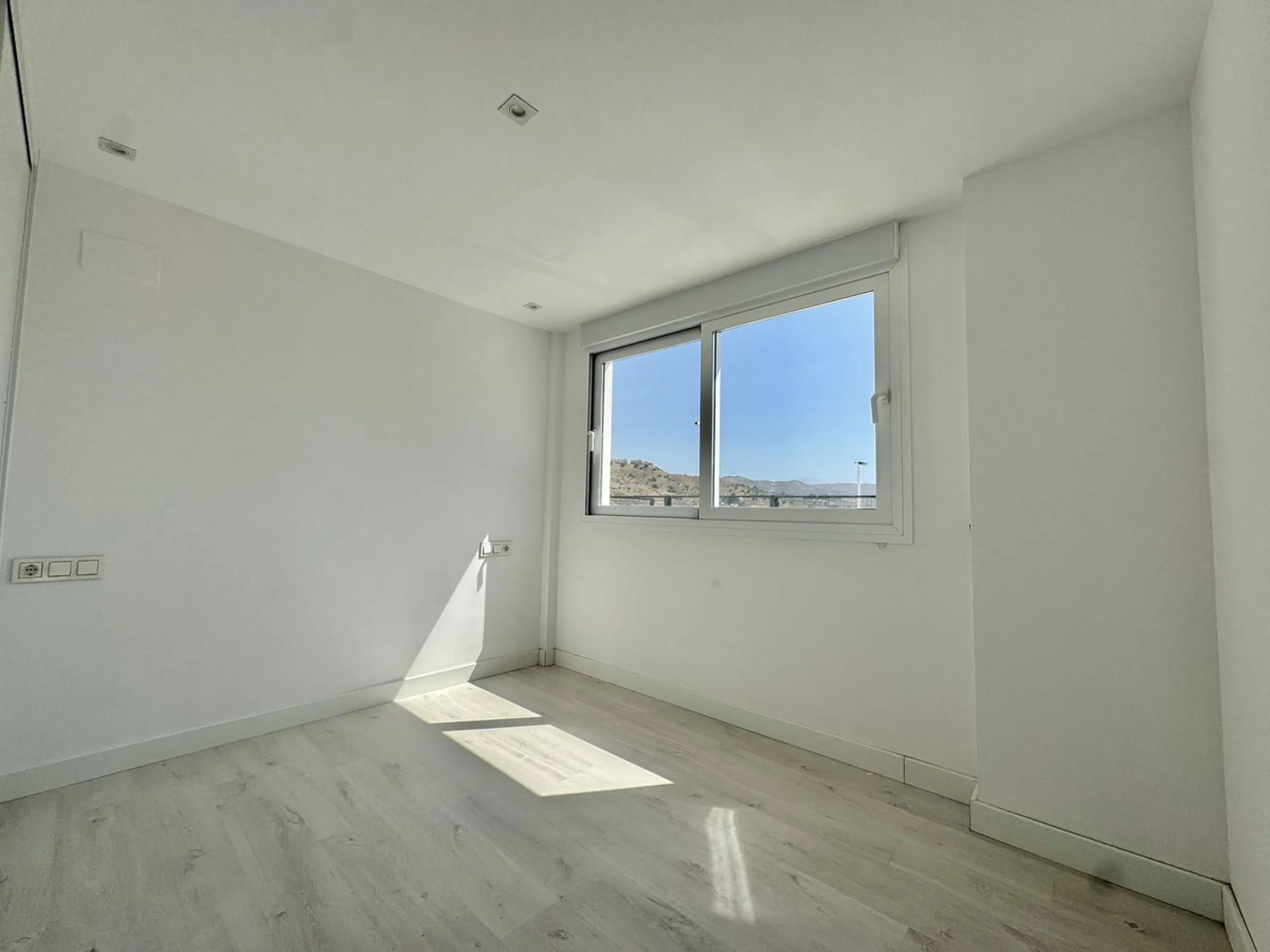 A residential complex with a unique style and wonderful sea views, complementing the bright apartments and penthouses thanks to their excellent orientation, contemporary design, and spacious terraces and solariums.