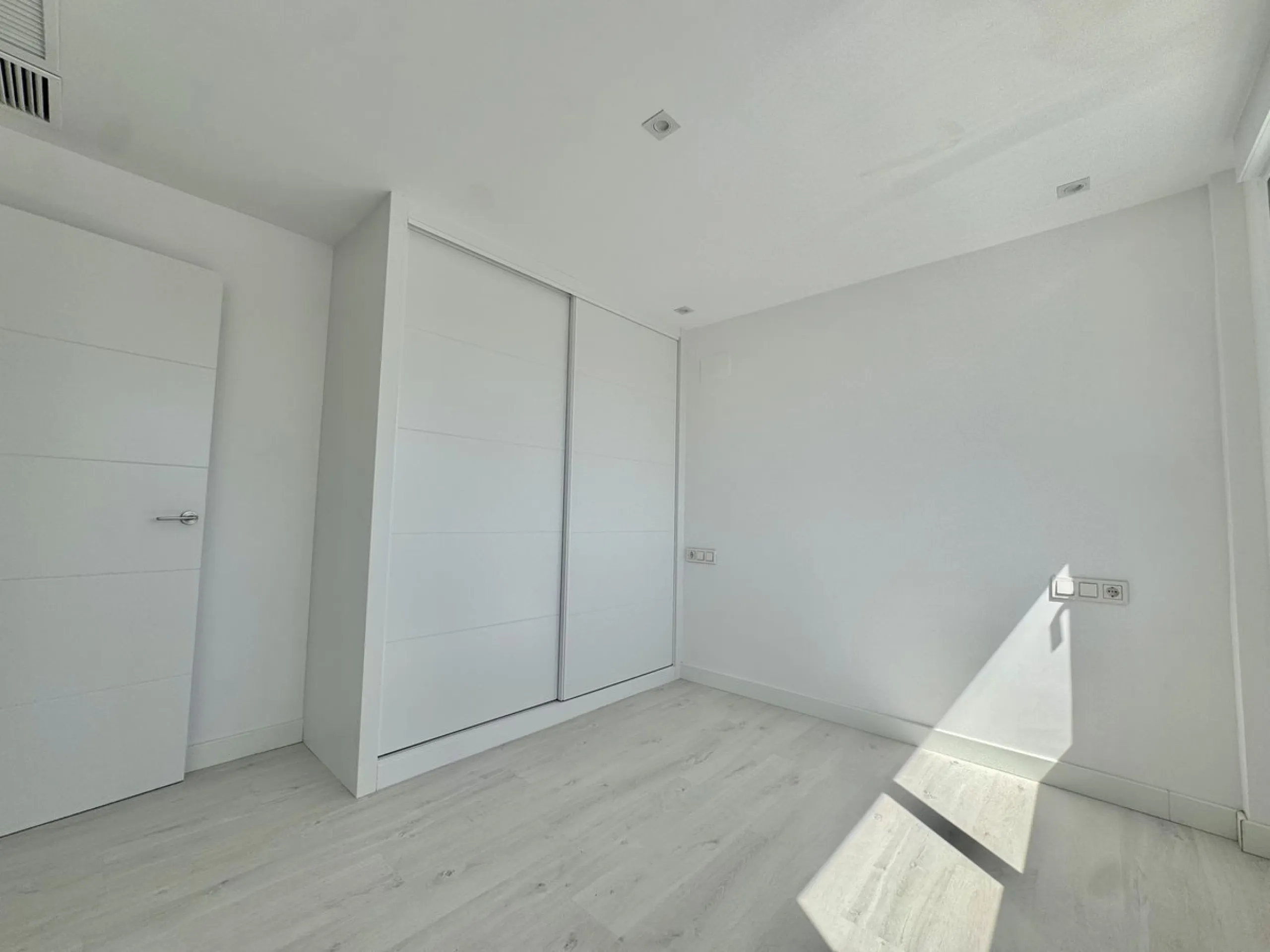 A residential complex with a unique style and wonderful sea views, complementing the bright apartments and penthouses thanks to their excellent orientation, contemporary design, and spacious terraces and solariums.