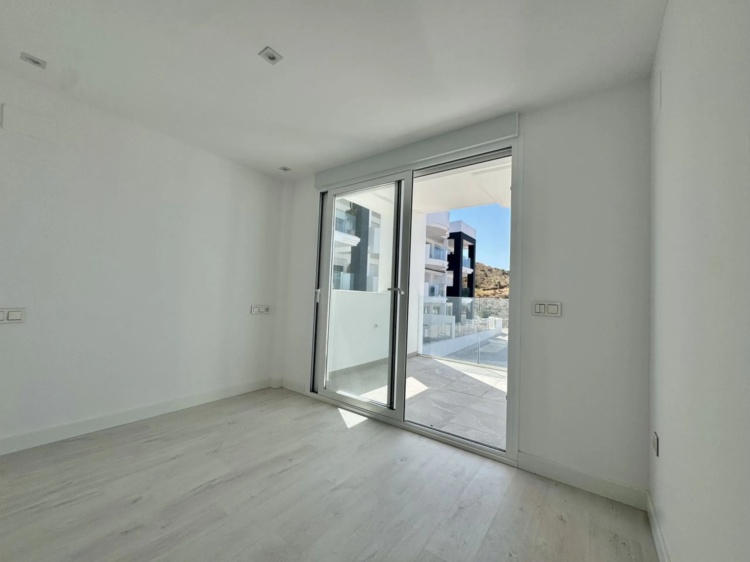 A residential complex with a unique style and wonderful sea views, complementing the bright apartments and penthouses thanks to their excellent orientation, contemporary design, and spacious terraces and solariums.