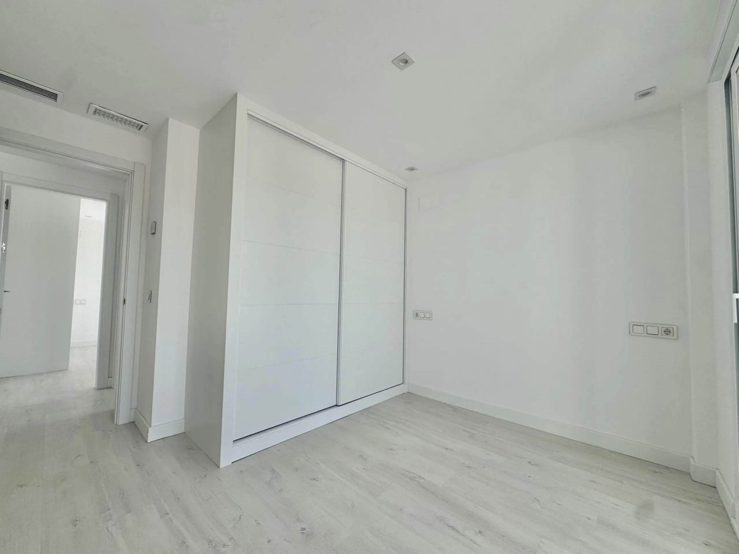 A residential complex with a unique style and wonderful sea views, complementing the bright apartments and penthouses thanks to their excellent orientation, contemporary design, and spacious terraces and solariums.