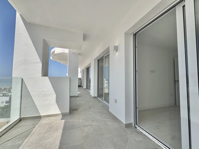 A residential complex with a unique style and wonderful sea views, complementing the bright apartments and penthouses thanks to their excellent orientation, contemporary design, and spacious terraces and solariums.
