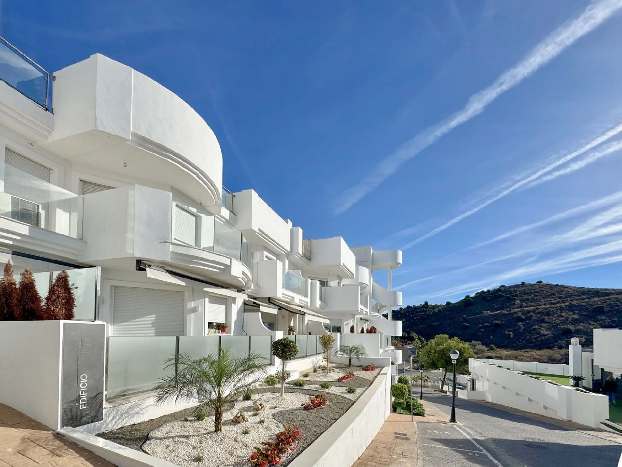 A residential complex with a unique style and wonderful sea views, complementing the bright apartments and penthouses thanks to their excellent orientation, contemporary design, and spacious terraces and solariums.