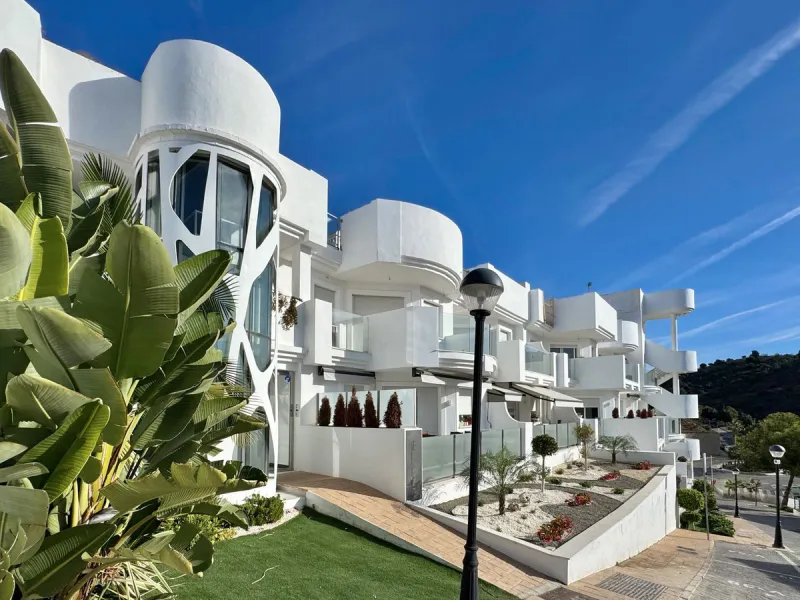 A residential complex with a unique style and wonderful sea views, complementing the bright apartments and penthouses thanks to their excellent orientation, contemporary design, and spacious terraces and solariums.