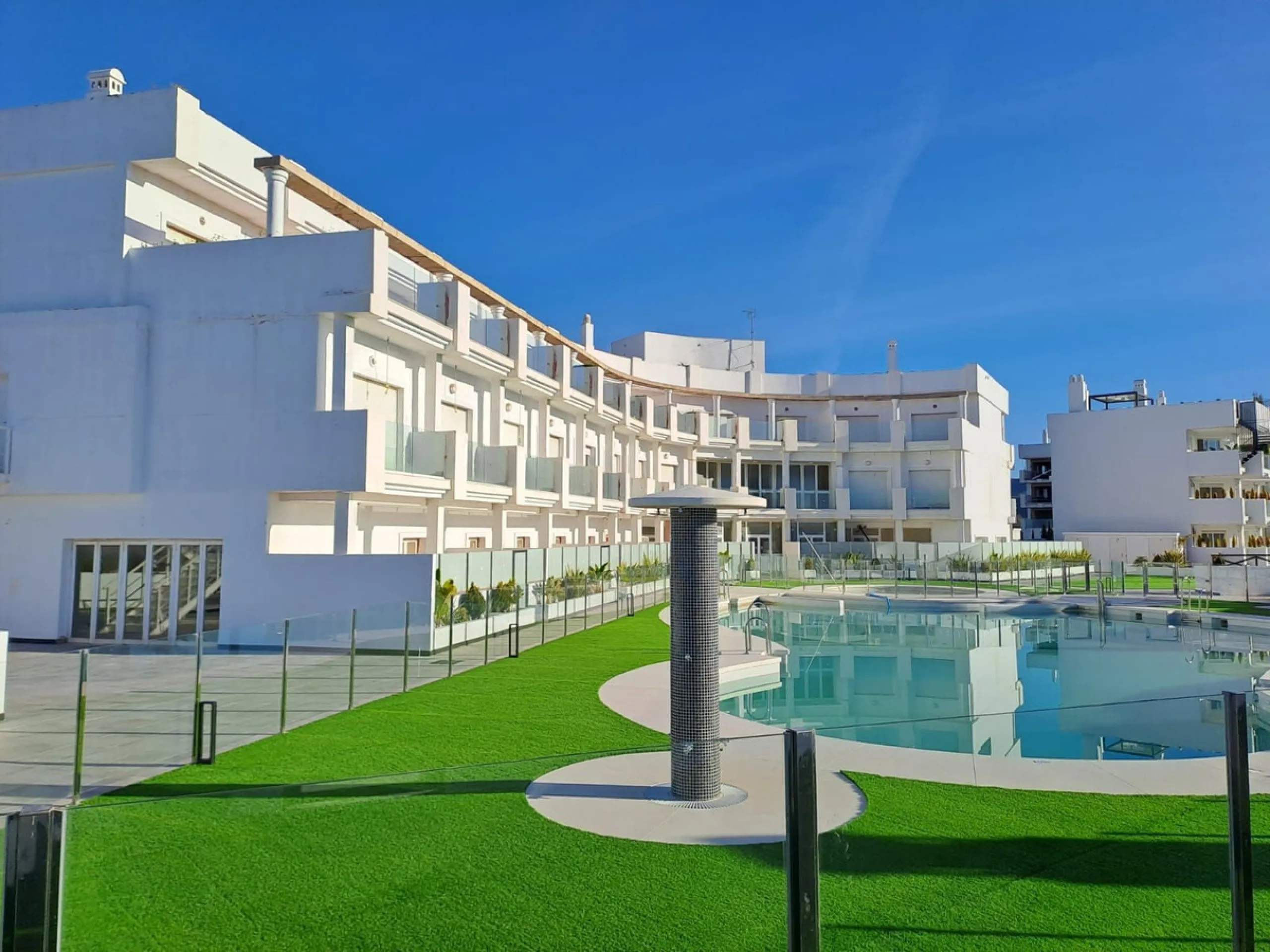 A residential complex with a unique style and wonderful sea views, complementing the bright apartments and penthouses thanks to their excellent orientation, contemporary design, and spacious terraces and solariums.