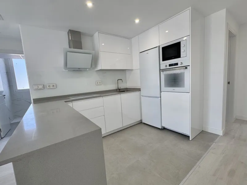 A residential complex with a unique style and wonderful sea views, complementing the bright apartments and penthouses thanks to their excellent orientation, contemporary design, and spacious terraces and solariums.