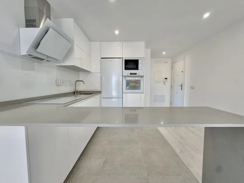 A residential complex with a unique style and wonderful sea views, complementing the bright apartments and penthouses thanks to their excellent orientation, contemporary design, and spacious terraces and solariums.
