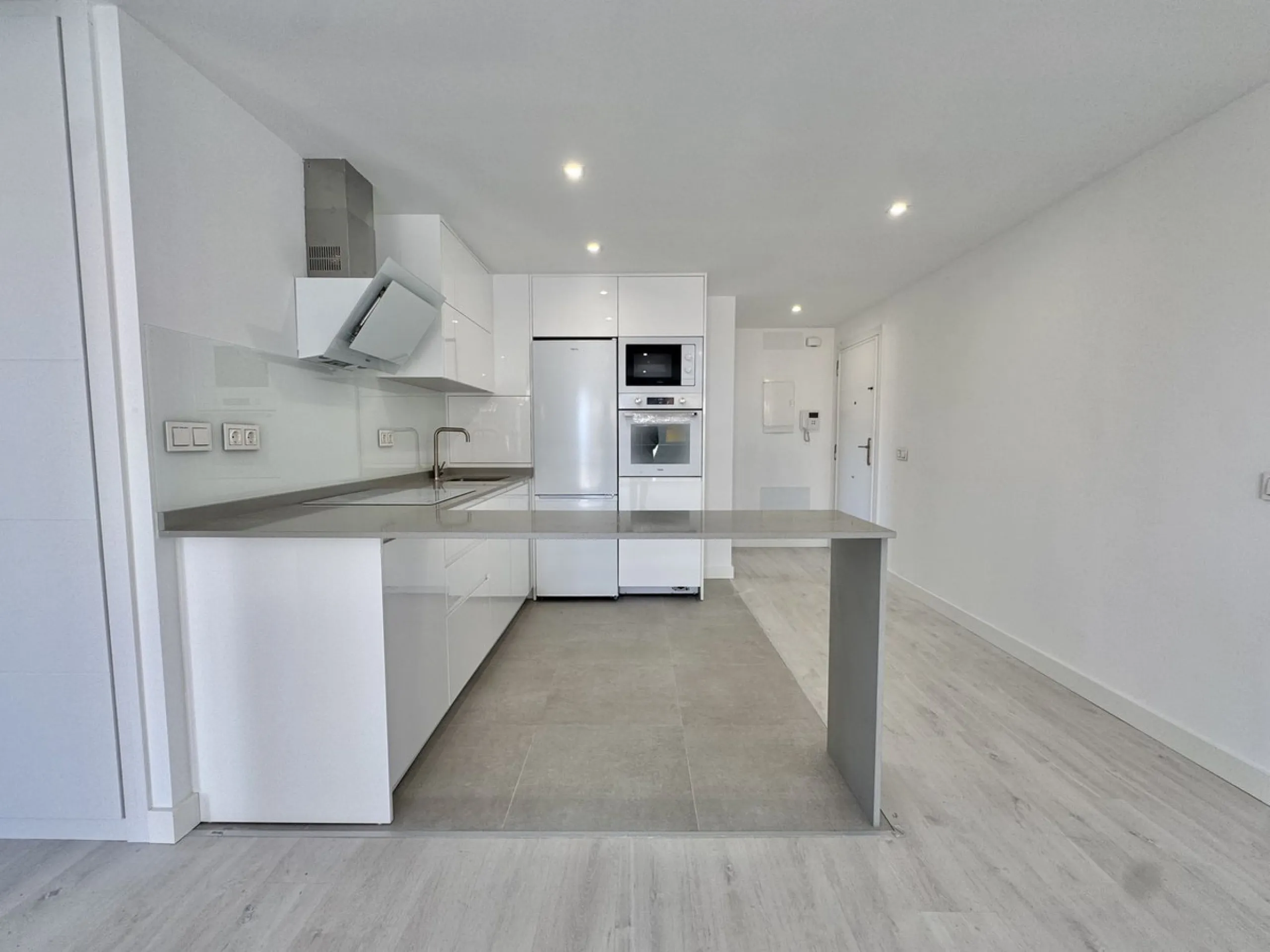 A residential complex with a unique style and wonderful sea views, complementing the bright apartments and penthouses thanks to their excellent orientation, contemporary design, and spacious terraces and solariums.