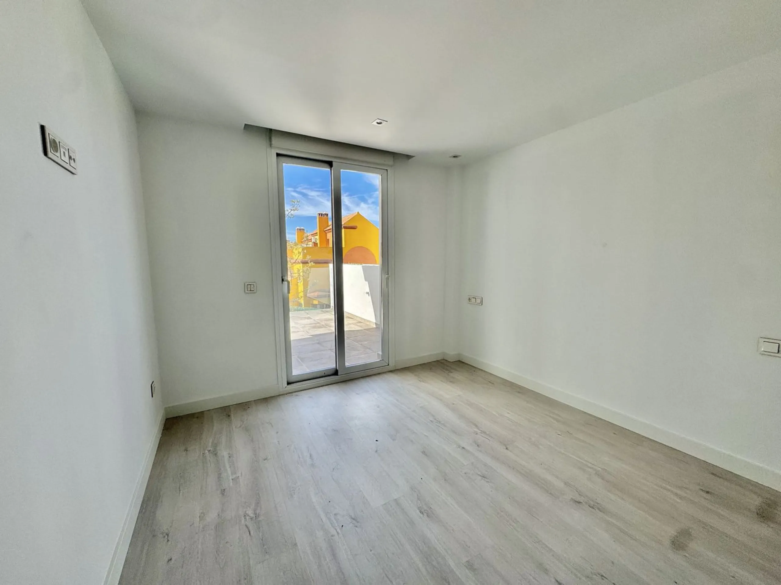 A residential complex with a unique style and wonderful sea views, complementing the bright apartments and penthouses thanks to their excellent orientation, contemporary design, and spacious terraces and solariums.