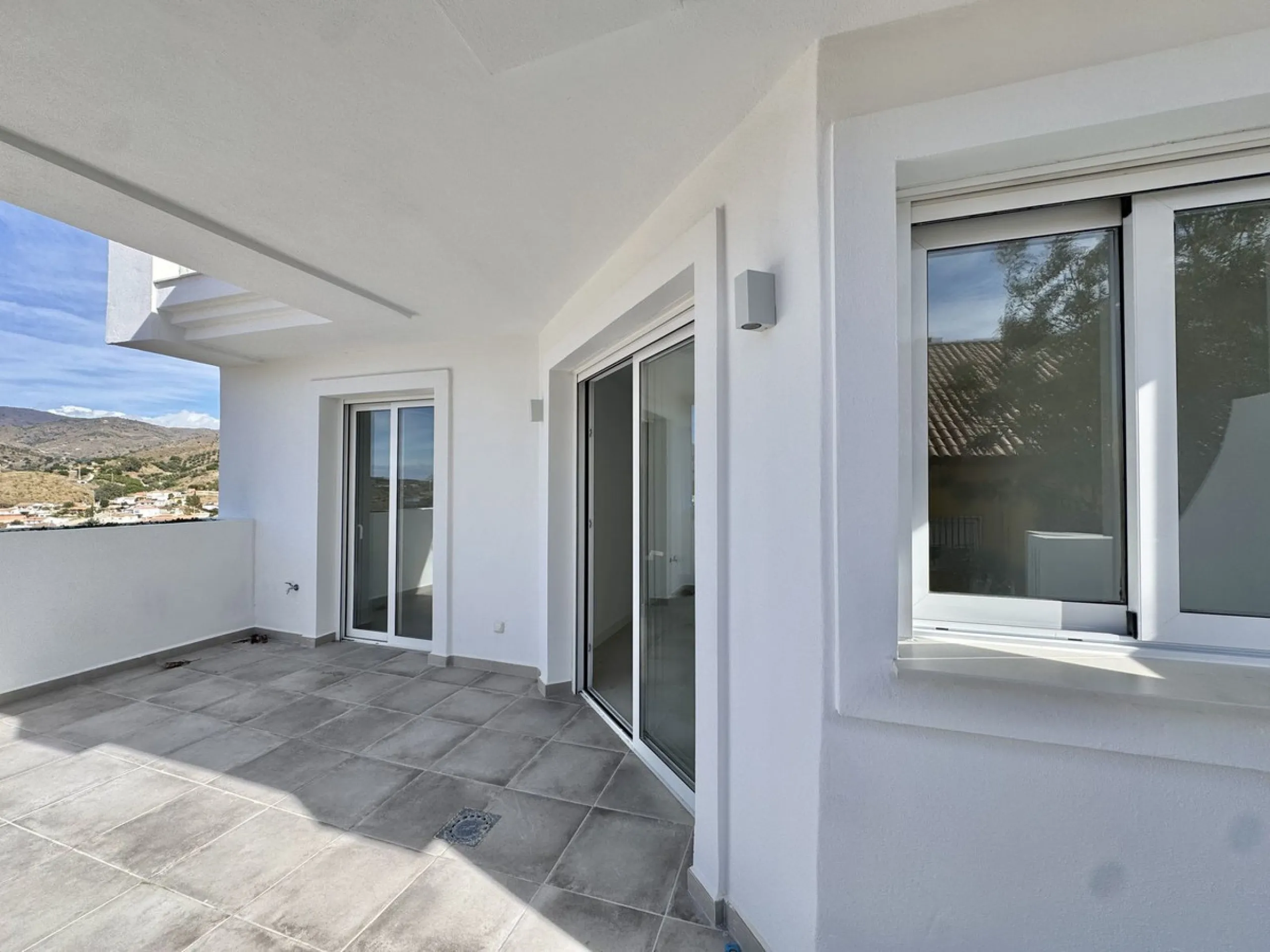 A residential complex with a unique style and wonderful sea views, complementing the bright apartments and penthouses thanks to their excellent orientation, contemporary design, and spacious terraces and solariums.