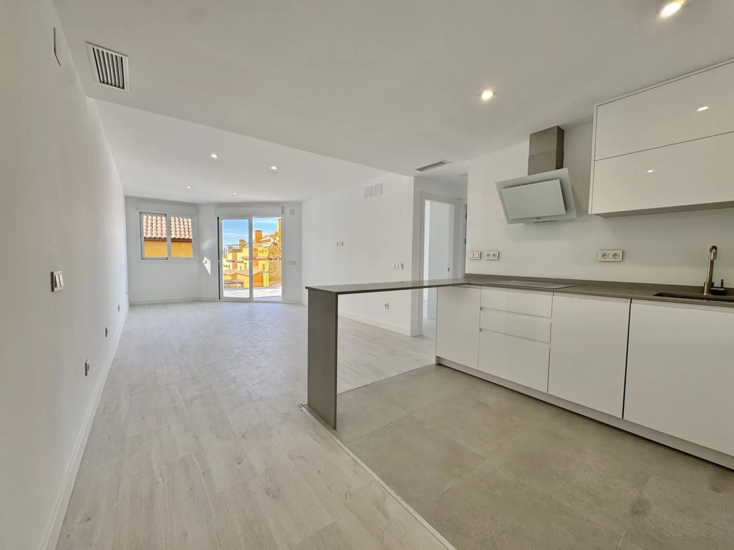 A residential complex with a unique style and wonderful sea views, complementing the bright apartments and penthouses thanks to their excellent orientation, contemporary design, and spacious terraces and solariums.