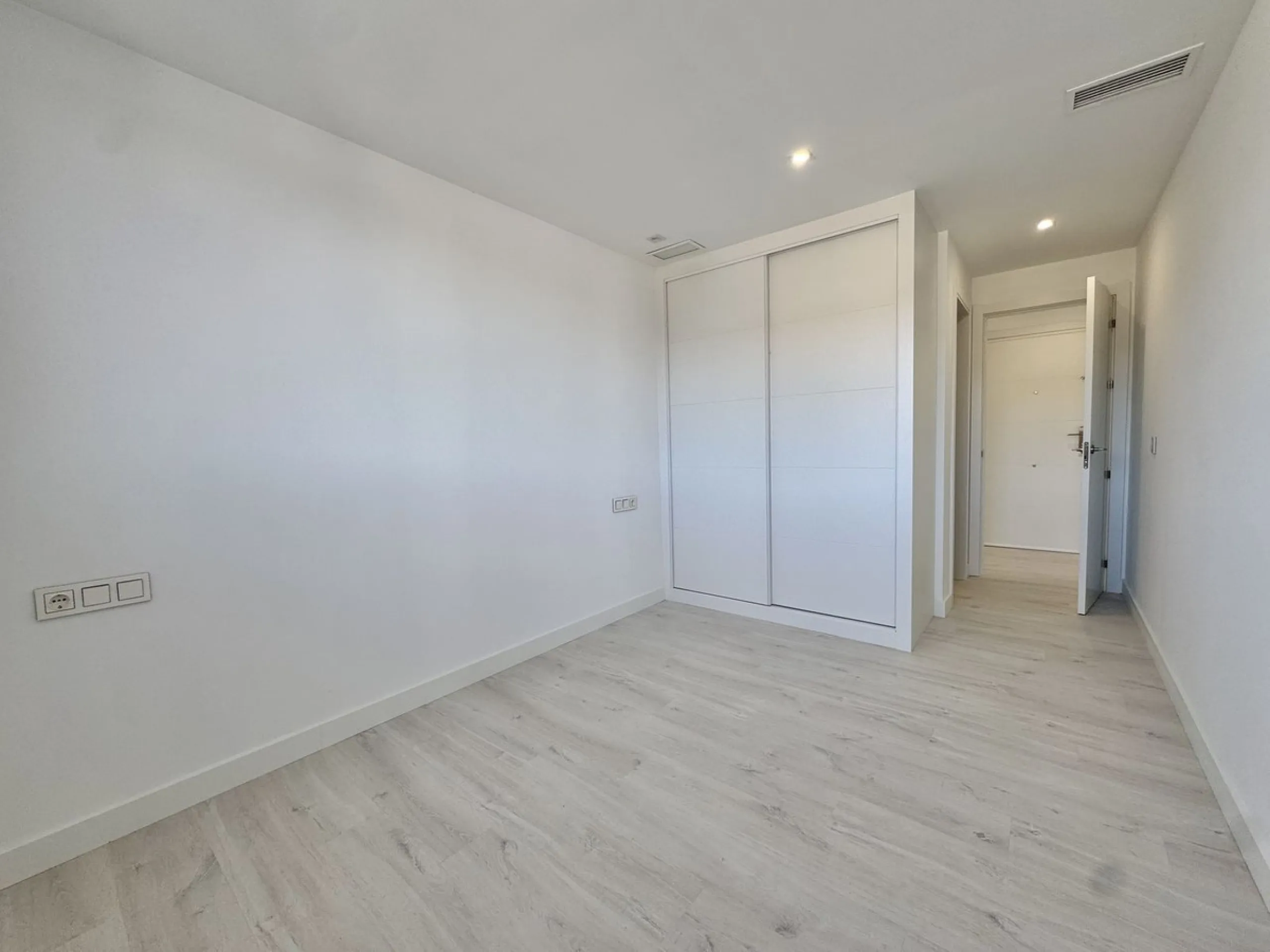 A residential complex with a unique style and wonderful sea views, complementing the bright apartments and penthouses thanks to their excellent orientation, contemporary design, and spacious terraces and solariums.