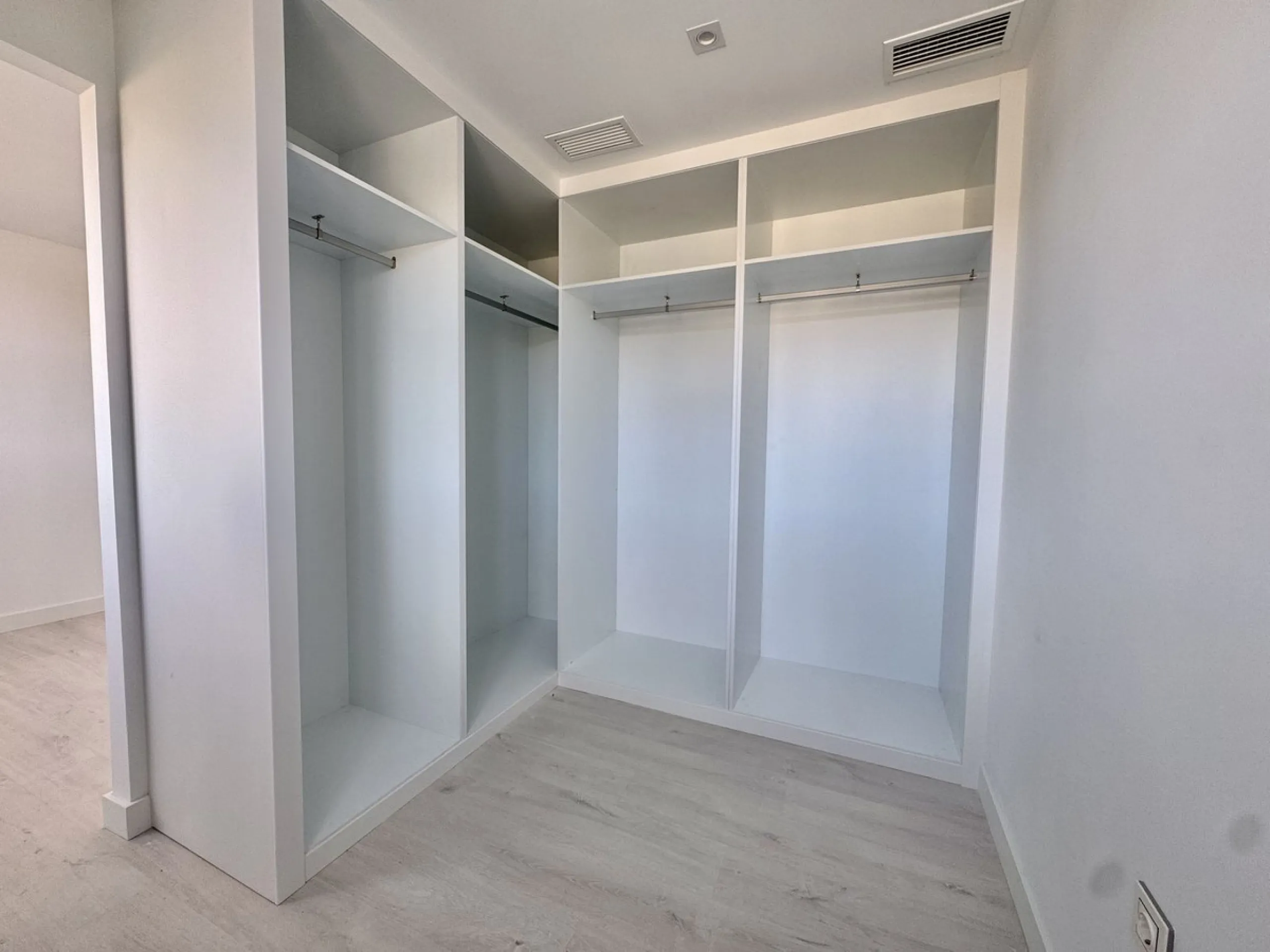 A residential complex with a unique style and wonderful sea views, complementing the bright apartments and penthouses thanks to their excellent orientation, contemporary design, and spacious terraces and solariums.