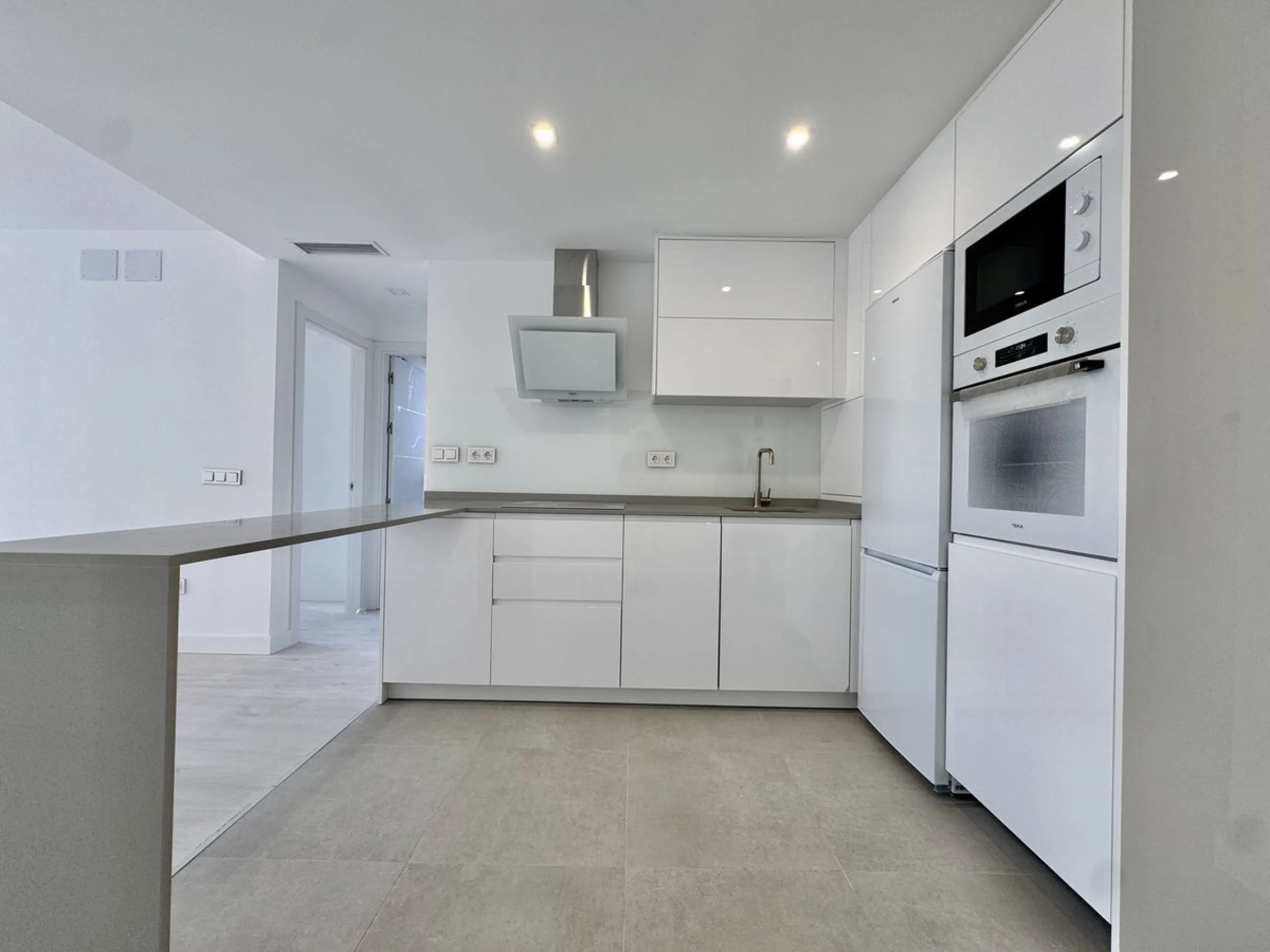 A residential complex with a unique style and wonderful sea views, complementing the bright apartments and penthouses thanks to their excellent orientation, contemporary design, and spacious terraces and solariums.