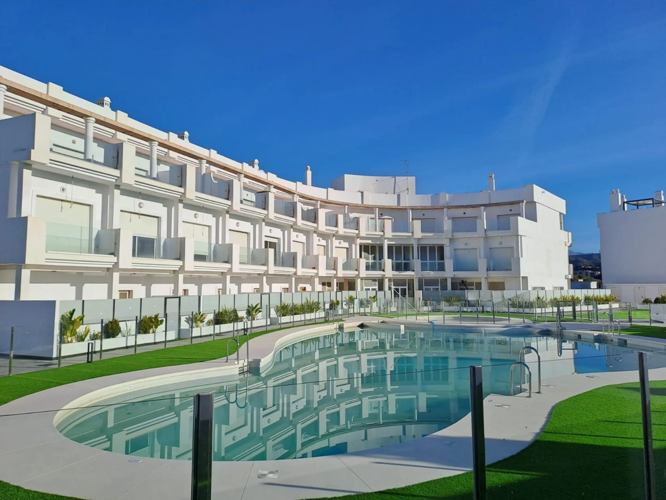 A residential complex with a unique style and wonderful sea views, complementing the bright apartments and penthouses thanks to their excellent orientation, contemporary design, and spacious terraces and solariums.