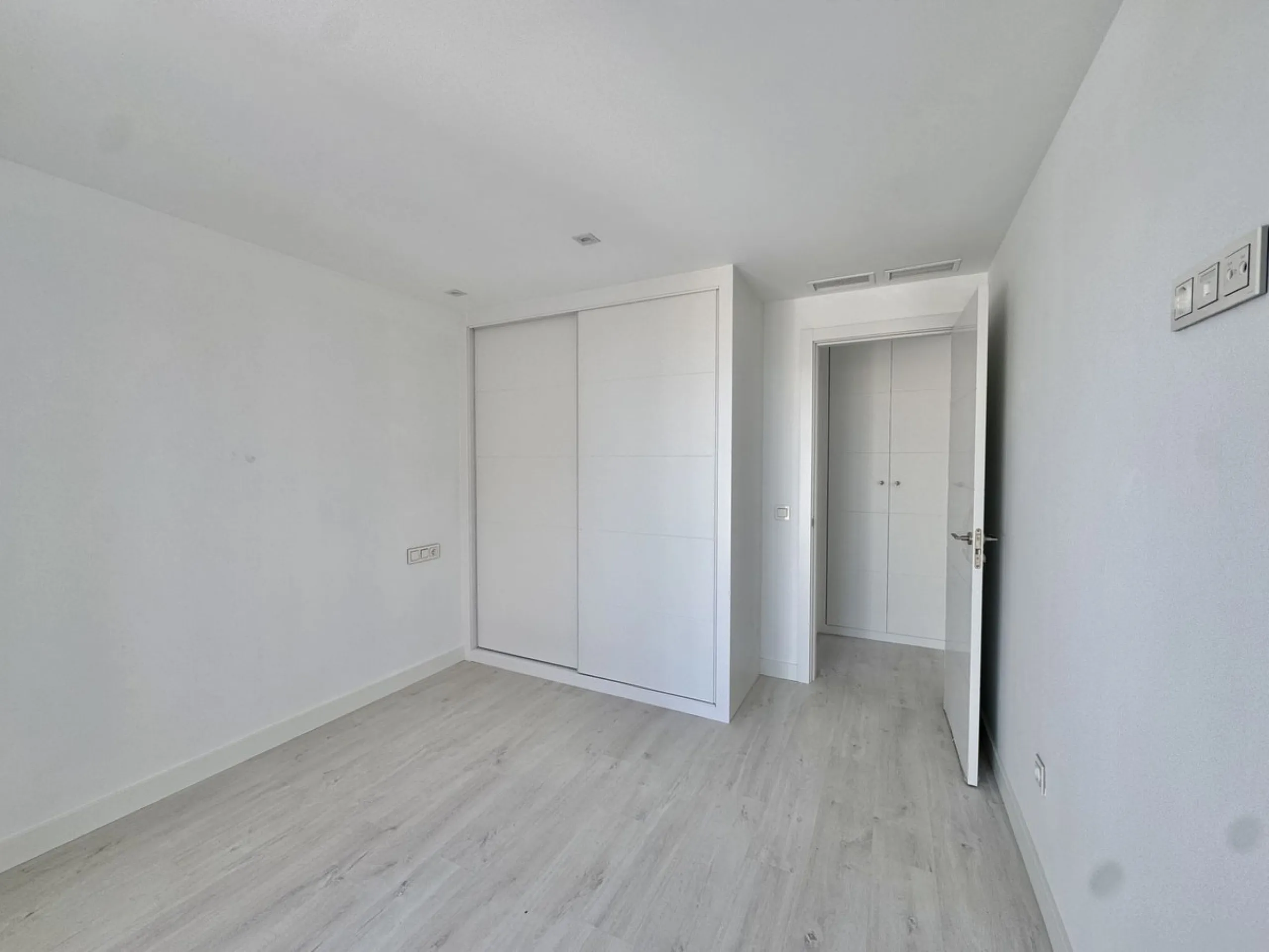 A residential complex with a unique style and wonderful sea views, complementing the bright apartments and penthouses thanks to their excellent orientation, contemporary design, and spacious terraces and solariums.